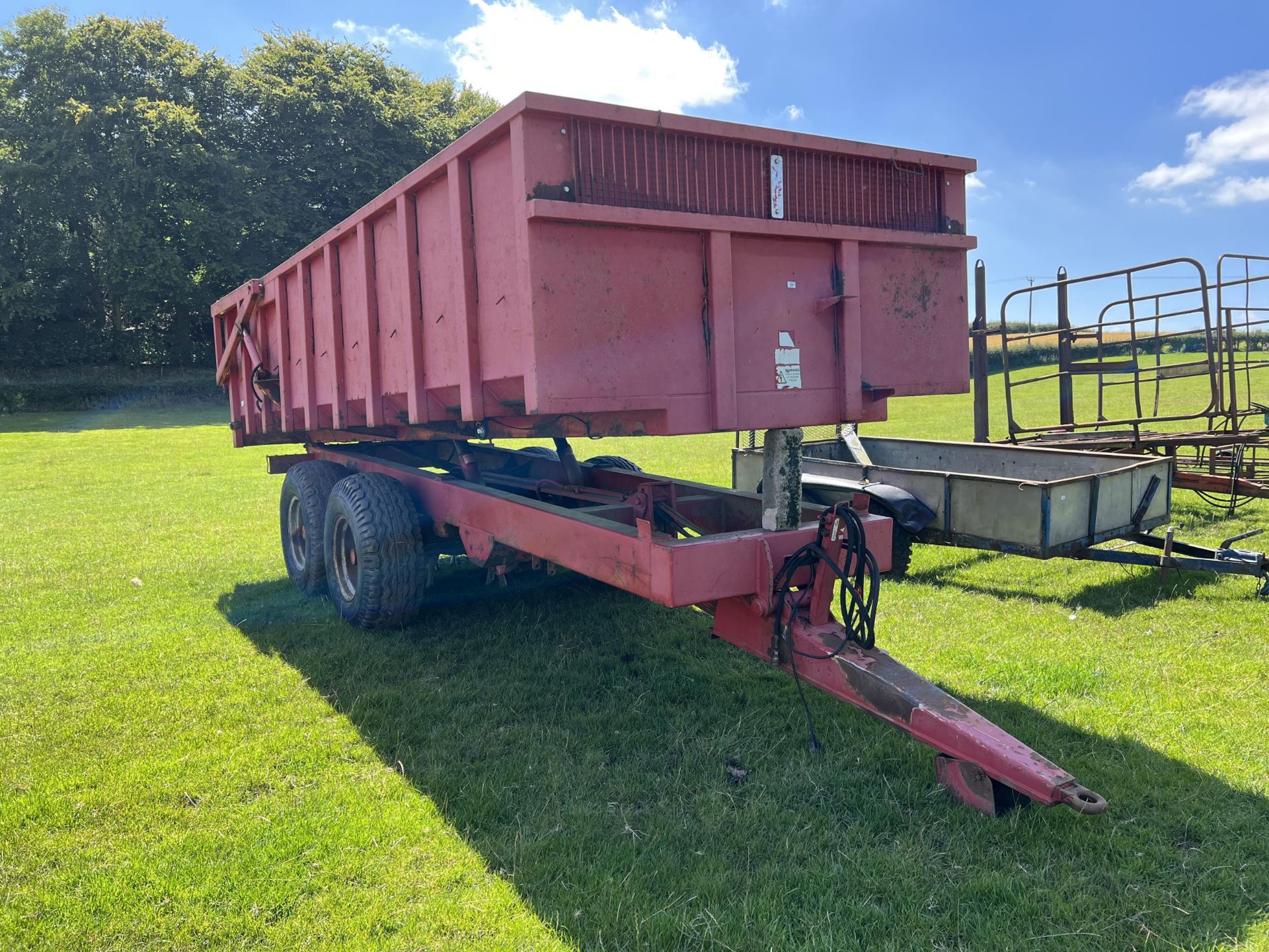 TRIFFIT 10T HYDRAULIC TIPPING TRAILER WITH HYDRAULIC BACK DOOR AND SPRUNG DRAWBAR + VAT - Image 2 of 6