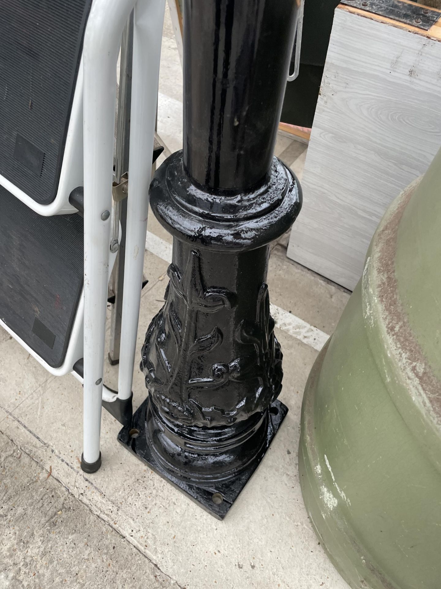 A VINTAGE DECORATIVE CAST ALLOY ELECTRIC STREET LAMP POST WITH COPPER TOP - Image 4 of 5