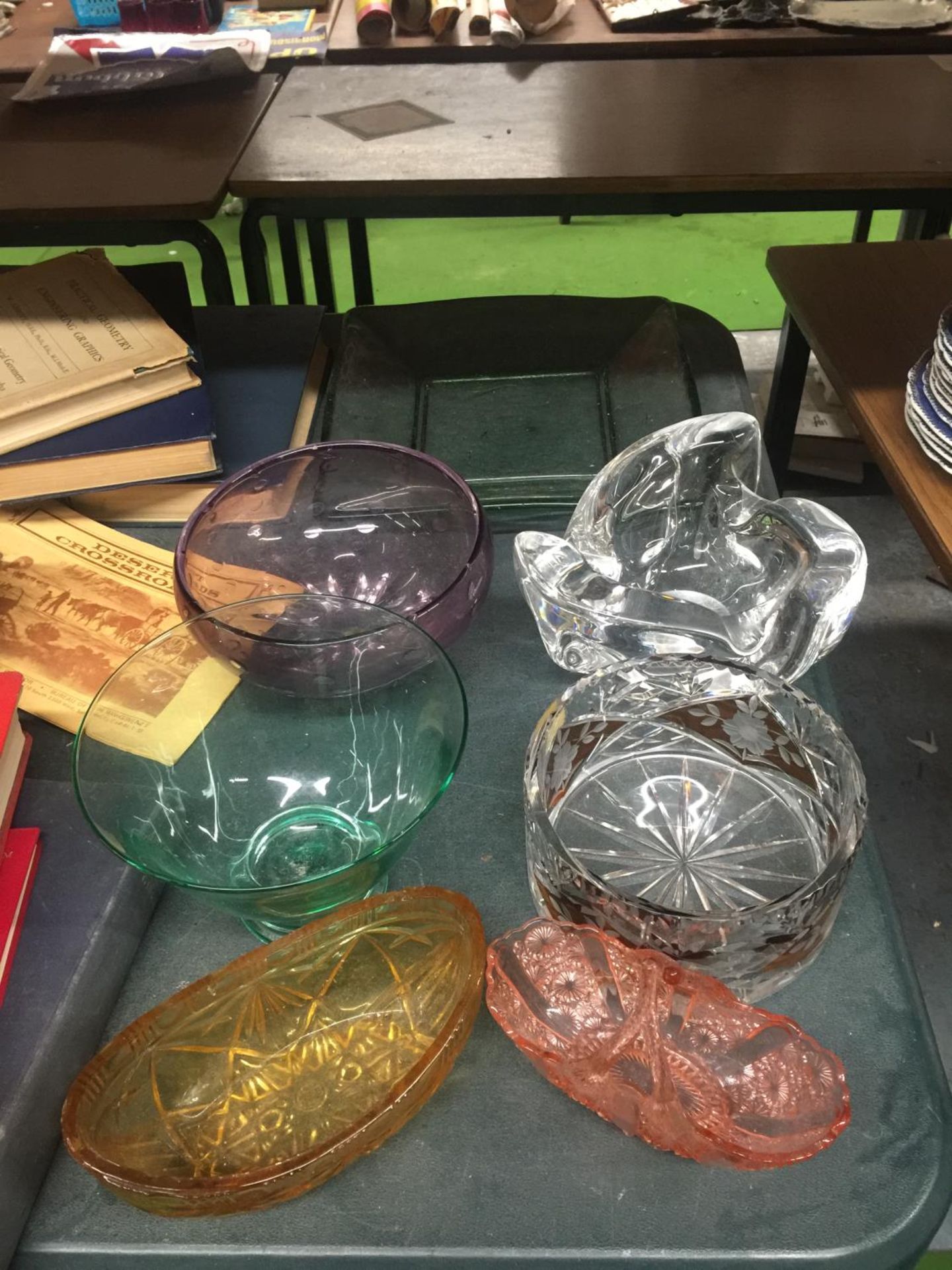 A QUANTITY OF GLASSWARE TO INCLUDE A HEAVY ART GLASS BOWL, COLOURED GLASS BOWLS, ETC