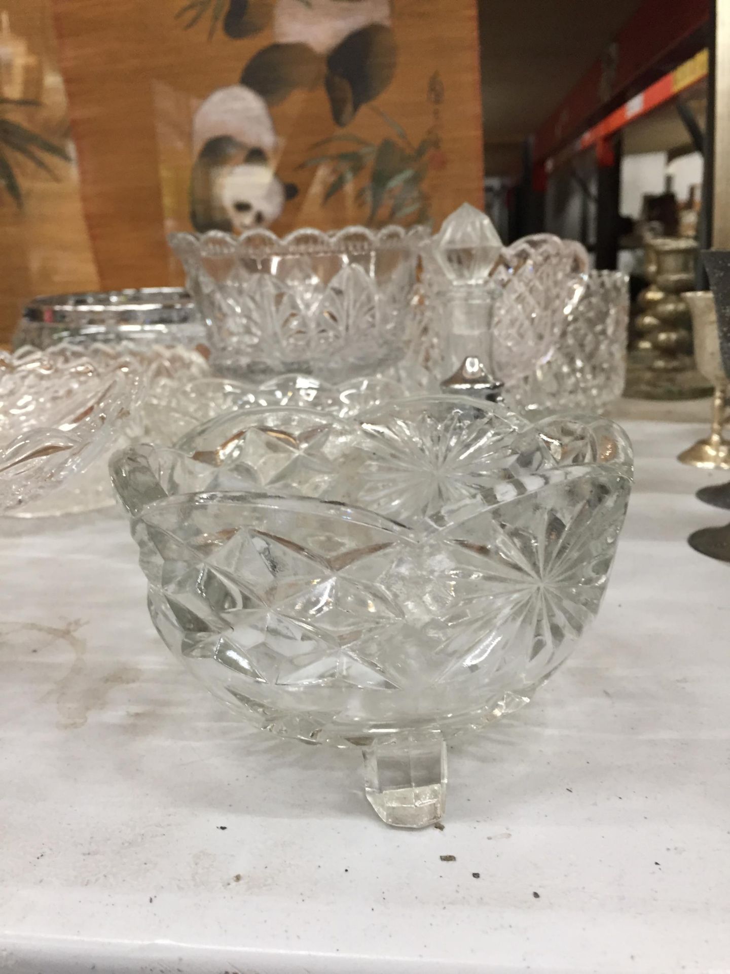 A MIXED COLLECTION OF VINTAGE CUT AND FURTHER GLASS ITEMS, BOWLS ETC - Image 2 of 3