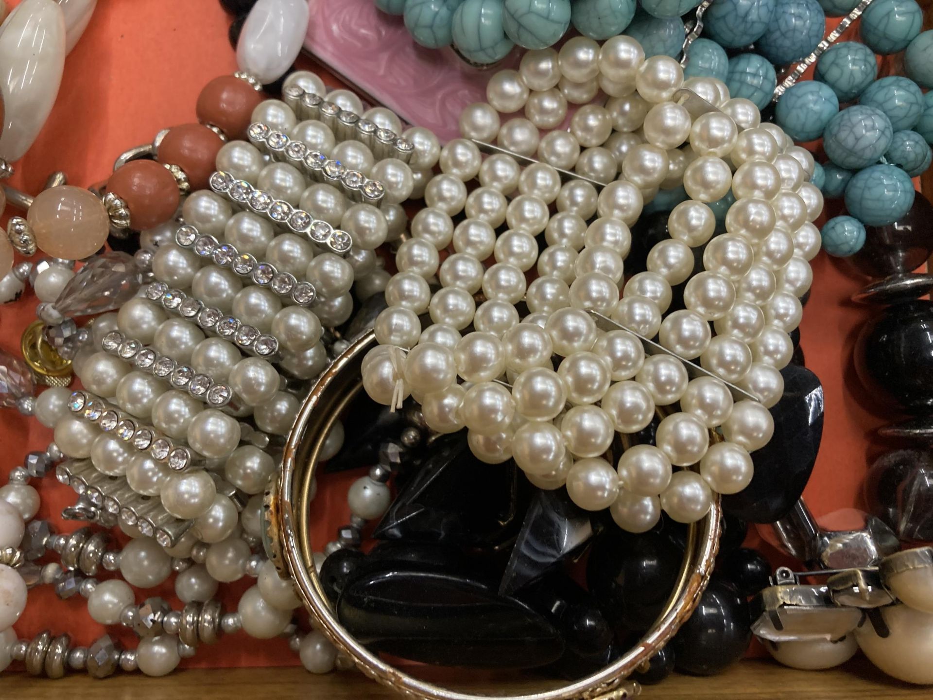 A DISPLAY CASE CONTAINING A QUANTITY OF COSTUME JEWELLERY TO INCLUDE NECKLACES, BRACELETS, - Image 5 of 7