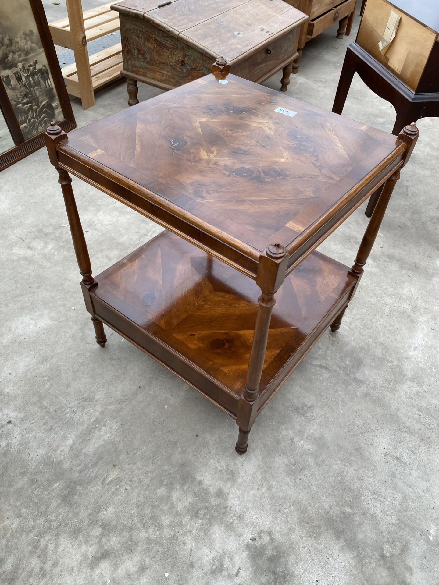 A REPRODUCTION WALNUT AND CROSSBANDED LAMP TABLE WITH TURNED UPRIGHTS AND SINGLE DRAWER - Image 2 of 4