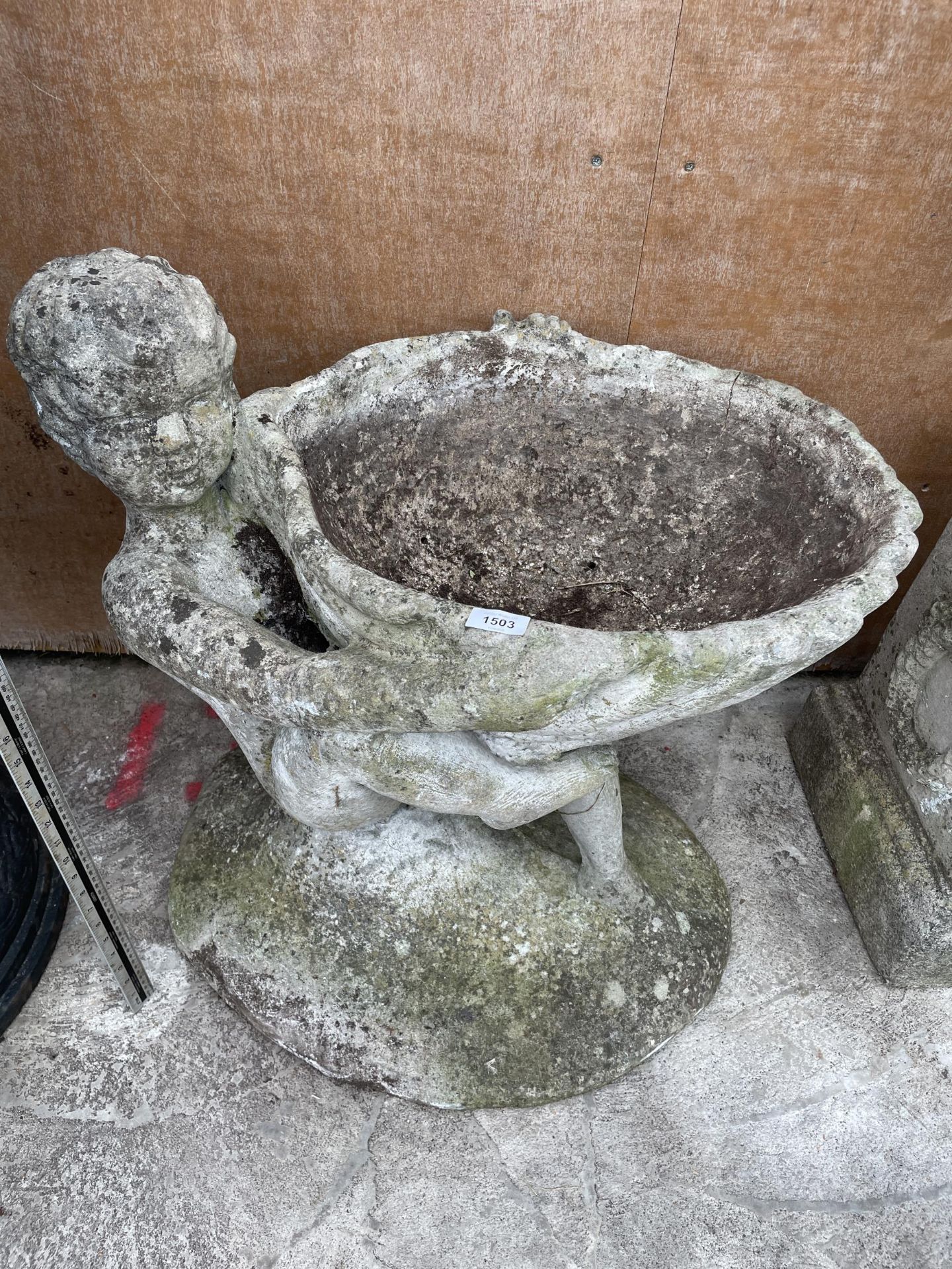 A DECORATIVE RECONSTITUTED STONE CHERUB DESIGN PLANTER (H:65CM L:70CM)(A/F) - Image 2 of 5