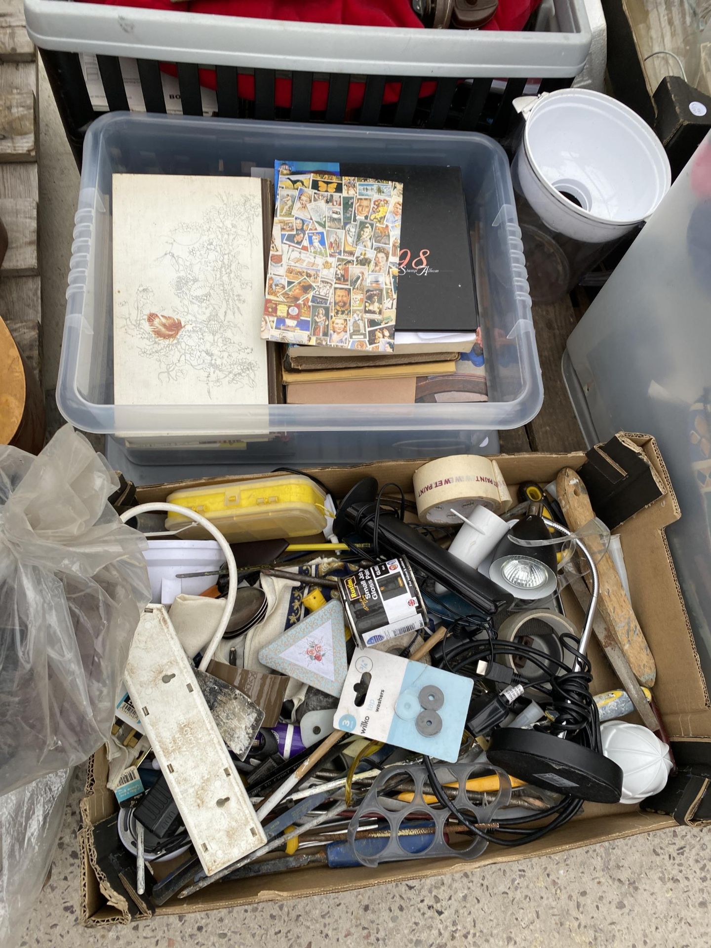 AN ASSORTMENT OF HOUSEHOLD CLEARANCE ITEMS - Image 2 of 3