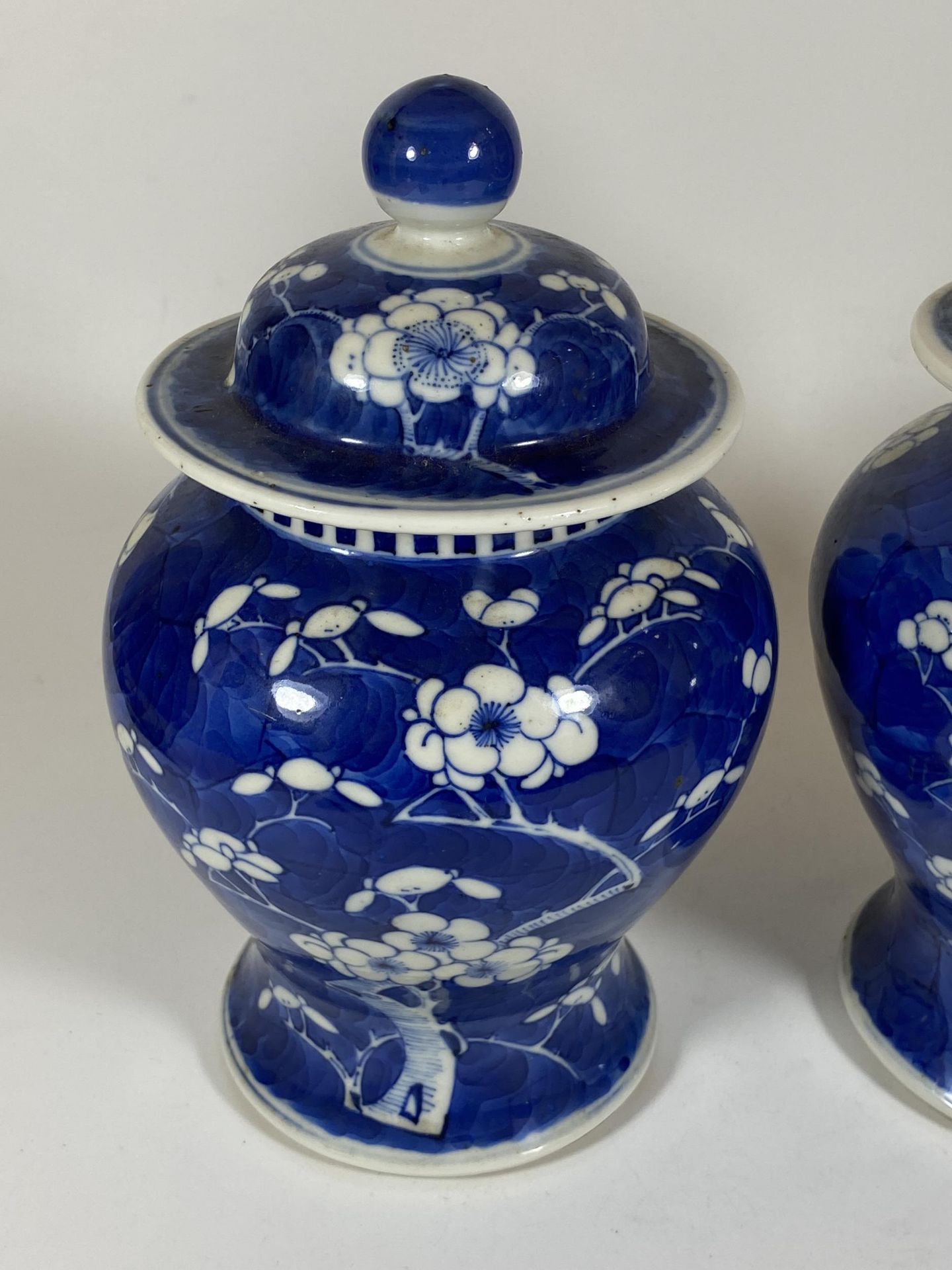 A PAIR OF 19TH/20TH CENTURY CHINESE BLUE AND WHITE PRUNUS BLOSSOM PATTERN PORCELAIN LIDDED TEMPLE - Image 2 of 11