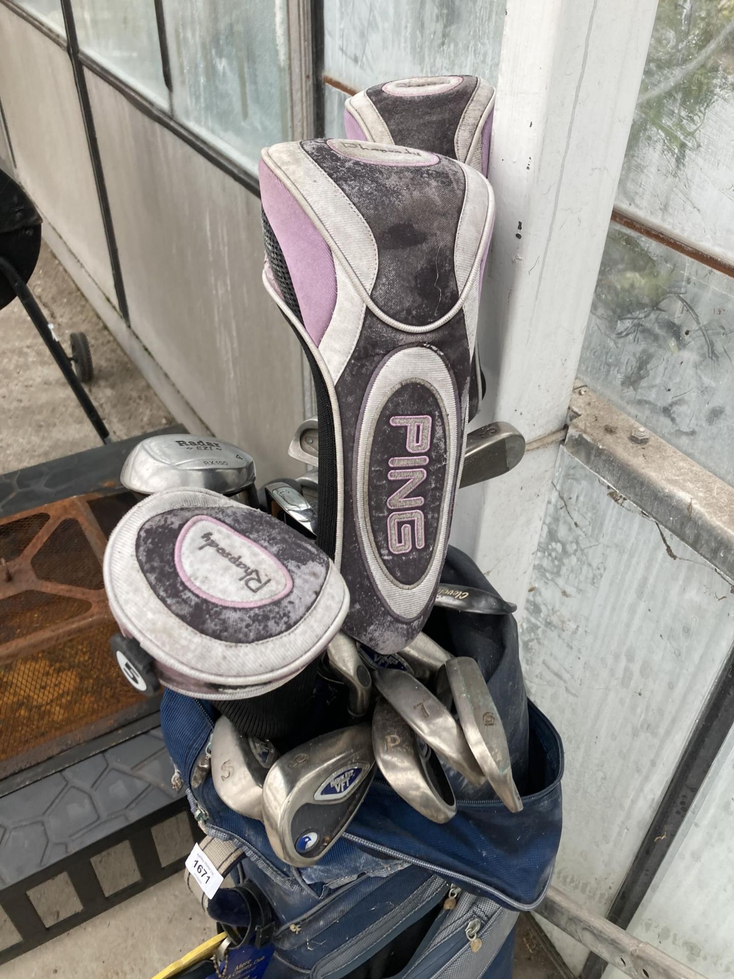 A NIKE GOLF BAG AND AN ASSORTMENT OF LADIES GOLF CLUBS TO INCLUDE PING - Image 2 of 3