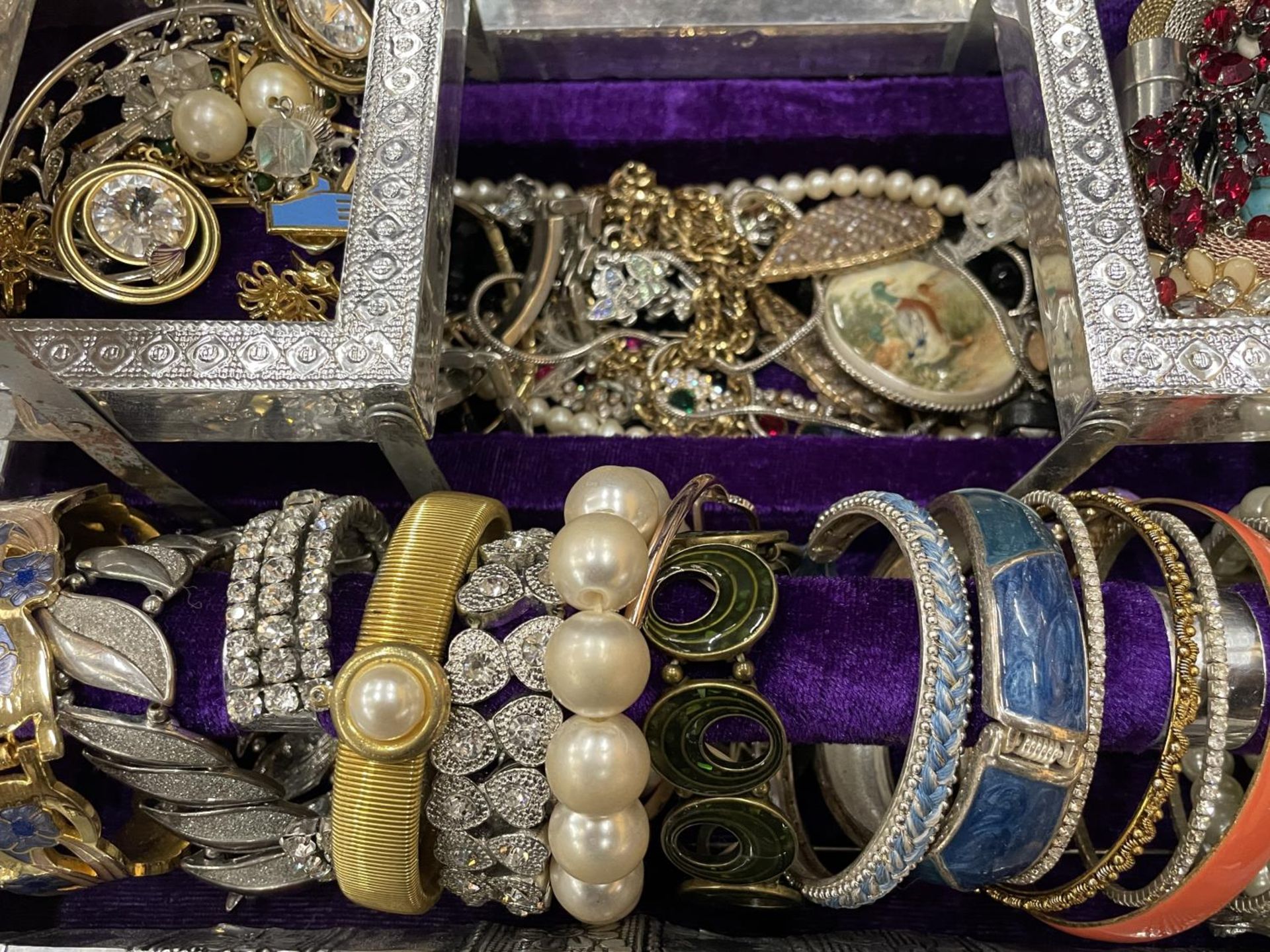 AN ORNATE JEWELLERY BOX CONTAINING A QUANTITY OF COSTUME JEWELLERY - Bild 2 aus 5