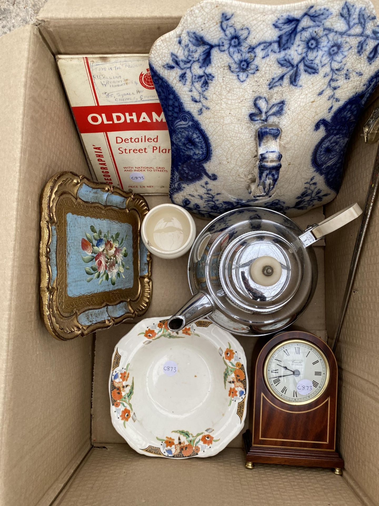 AN ASSORTMENT OF ITEMS TO INCLUDE A TEAPOT, A CLOCK AND FURTHER CERAMICS ETC - Image 2 of 2