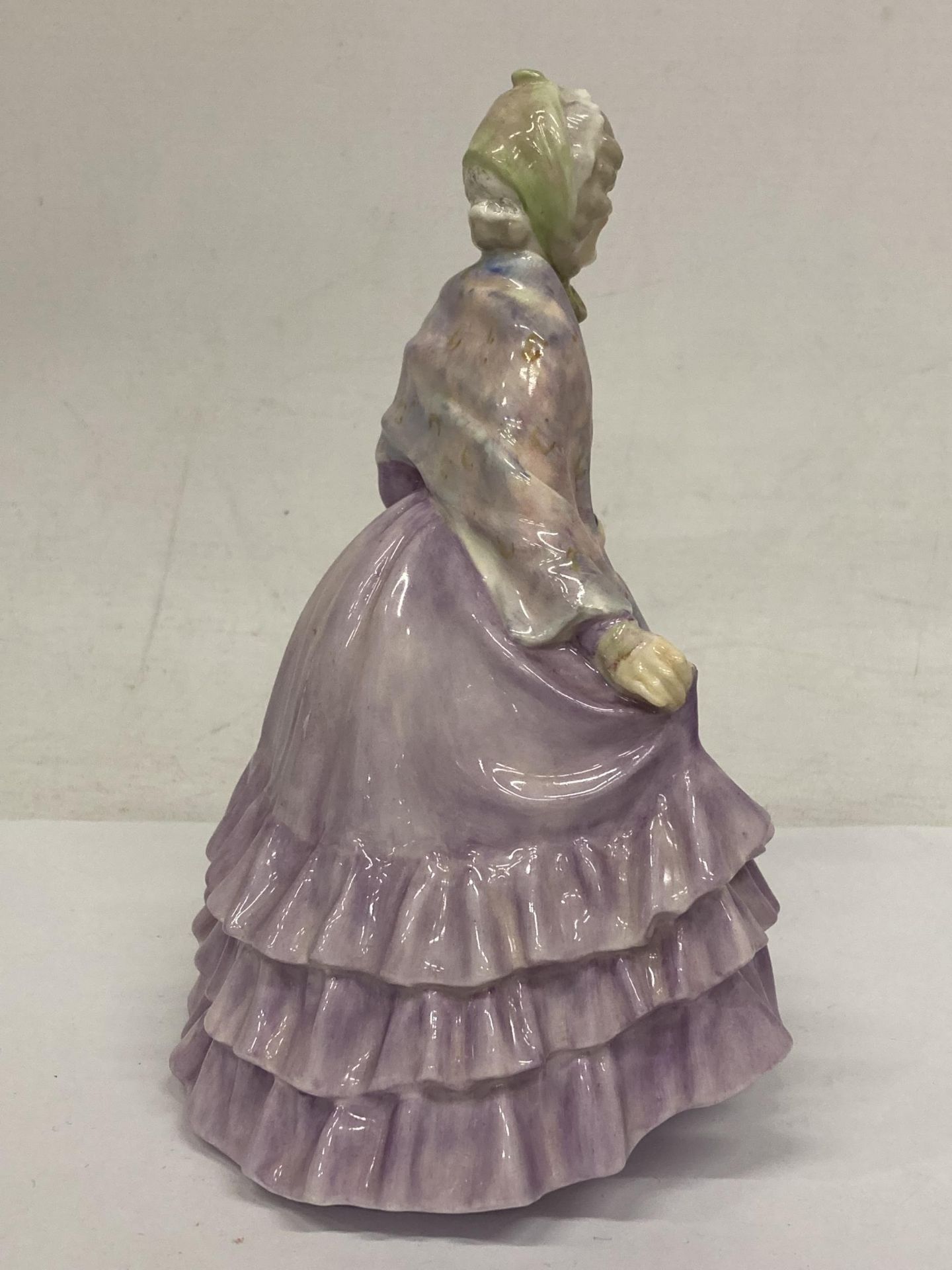 A ROYAL DOULTON FIGURE OF A GENTLEWOMAN HN1632 - Bild 2 aus 4