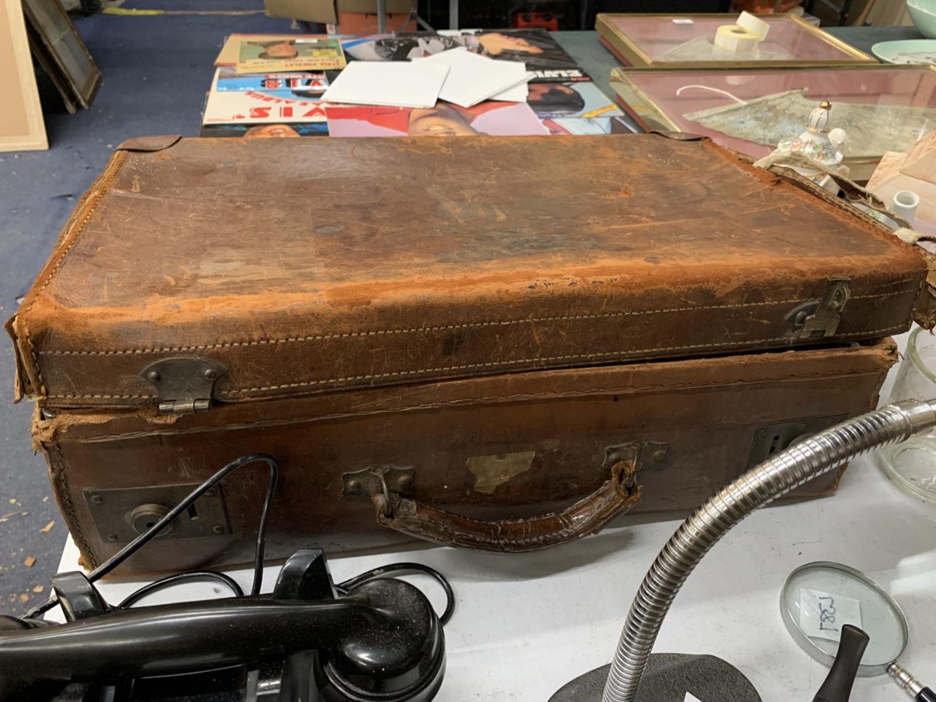 A VINTAGE SUITCASE CONTAINING A LARGE QUANTITY OF VINTAGE PHOTOS BOOKLETS, ETC - Image 3 of 3