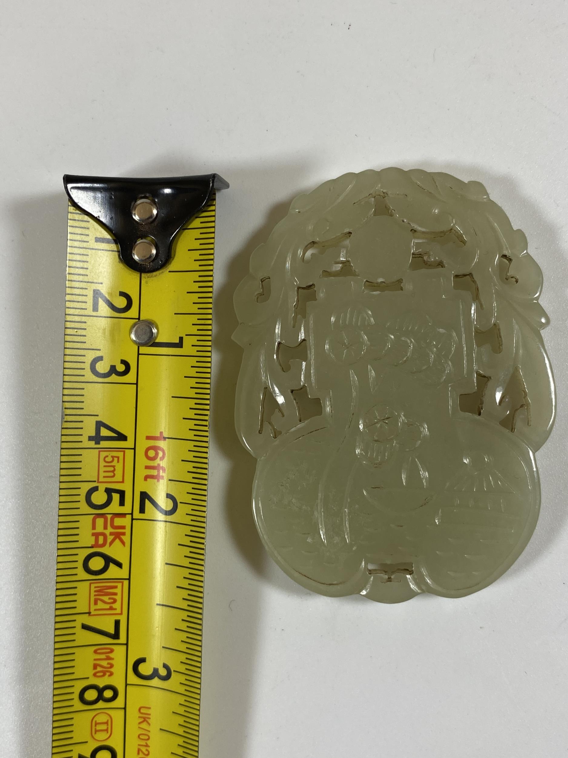 A CHINESE JADEITE JADE STYLE CARVED PENDANT PLAQUE, LENGTH 6CM - Image 5 of 5