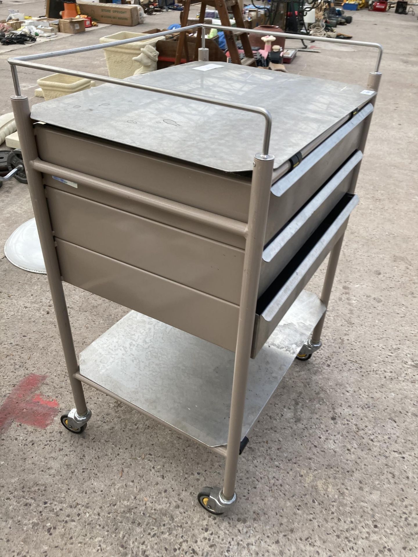 A METAL 'BISTROL MAID' MEDICAL TROLLEY - Bild 2 aus 5