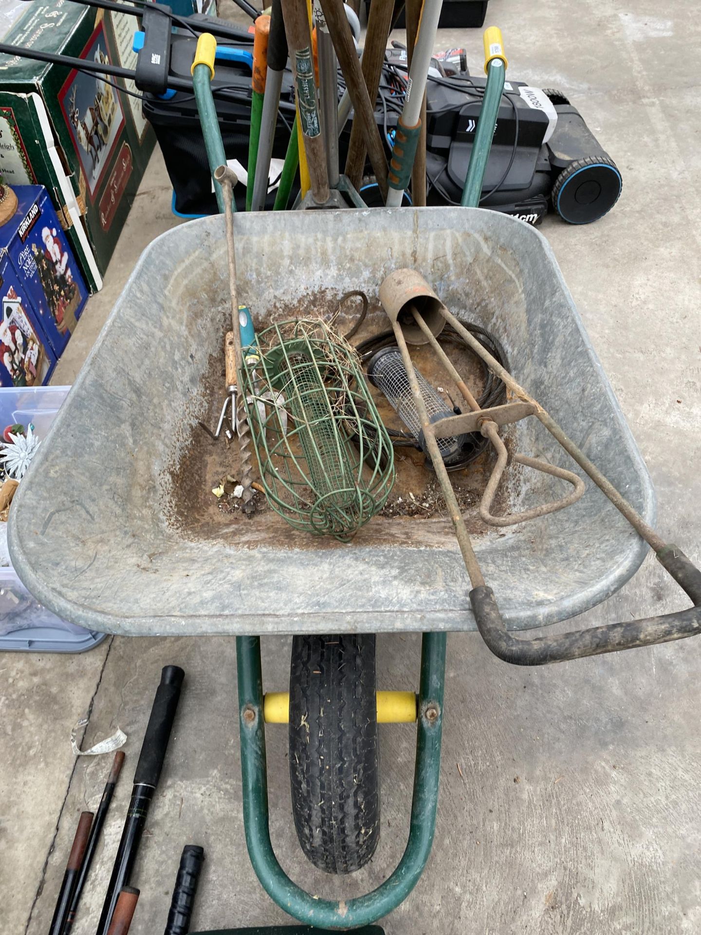 AN ASSORTMENT OF GARDEN ITEMS TO INCLUDE A WHEEL BARROW, RAKES AND BRUSHES ETC - Image 3 of 4