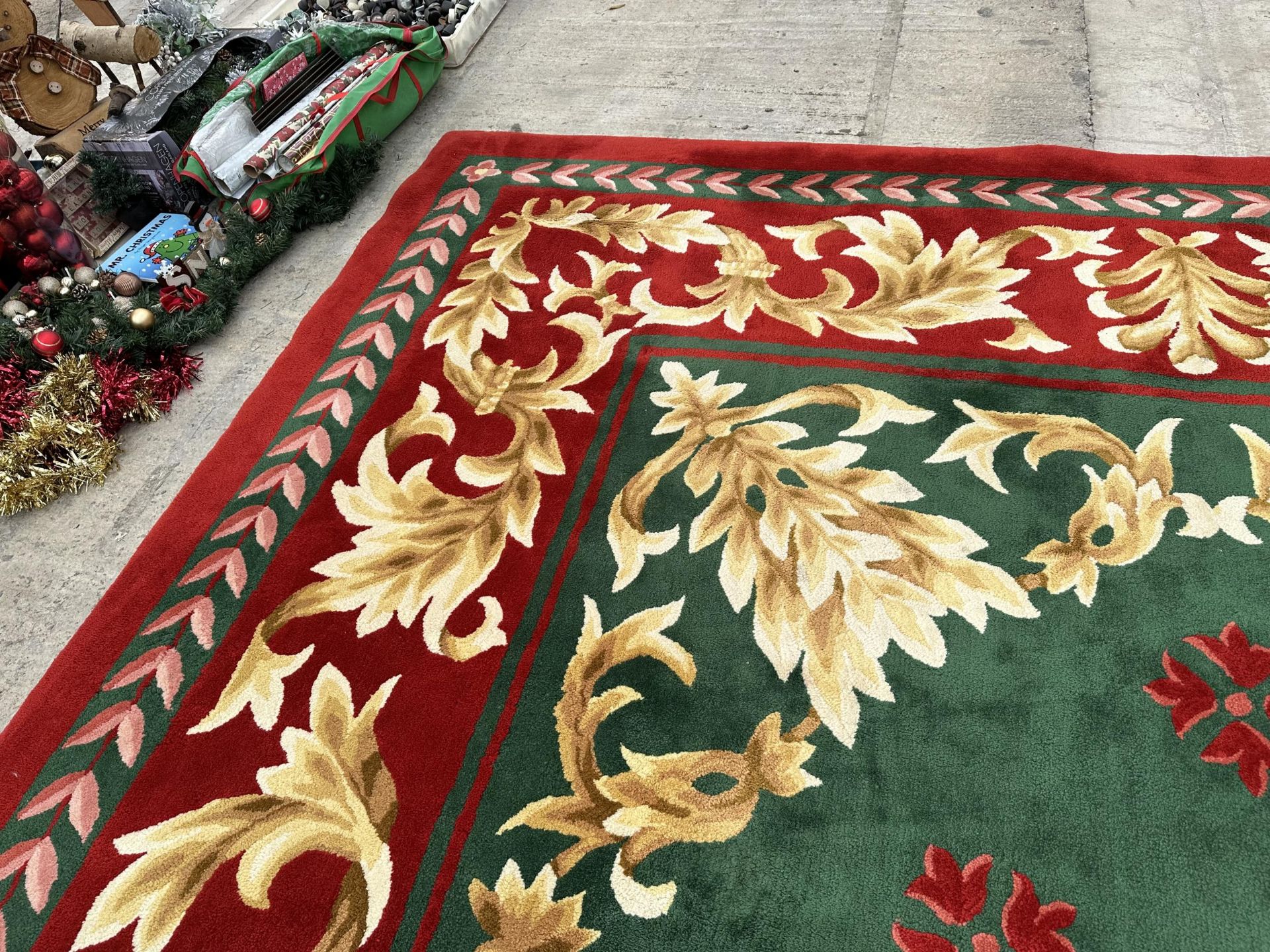 A LARGE GREEN, RED AND GOLD 200 OUNCE PURE WOOL RUG, - 485 CM X 358 CM (COST £8000 FROM SIGNATURE - Bild 7 aus 9