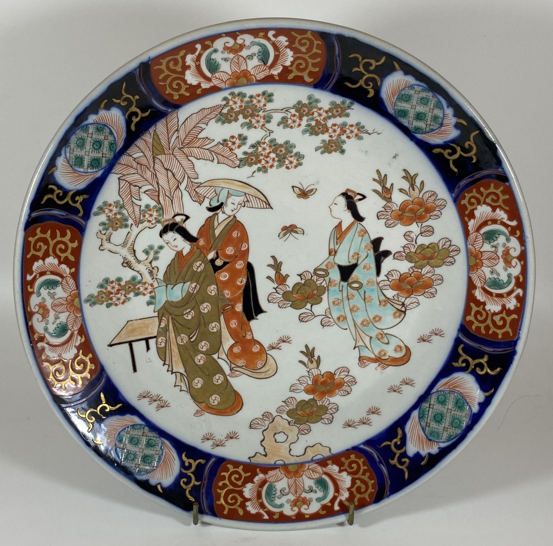 A LARGE JAPANESE MEIJI PERIOD (1868-1912) IMARI CHARGER WITH FIGURAL DESIGN, DIAMETER 31.5CM