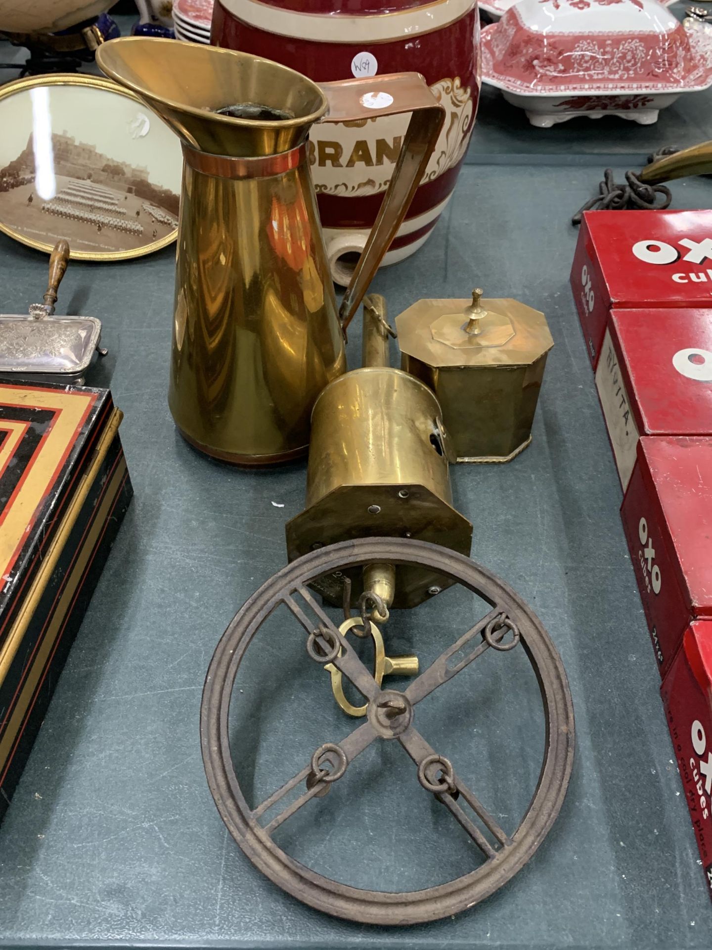 FOUR VINTAGE ITEMS OF BRASS TO INCLUDE A CLOCKWORK MEAT JACK WITH KEY AND CIRCULAR IRON RACK (