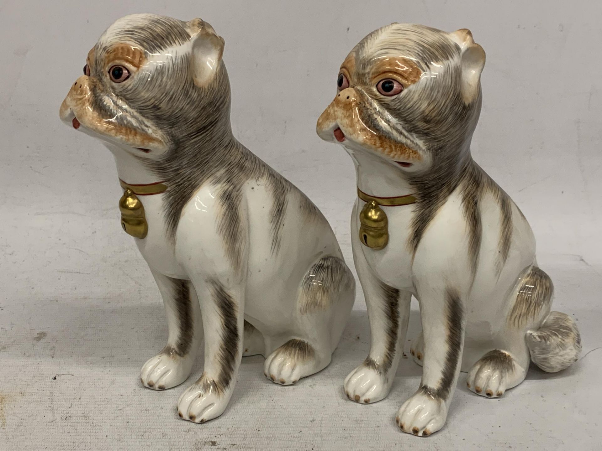 A PAIR OF UNUSUAL CONTINENTAL PORCELAIN DOG FIGURES WITH GILT COLOURED BELL COLLARS - Bild 2 aus 3