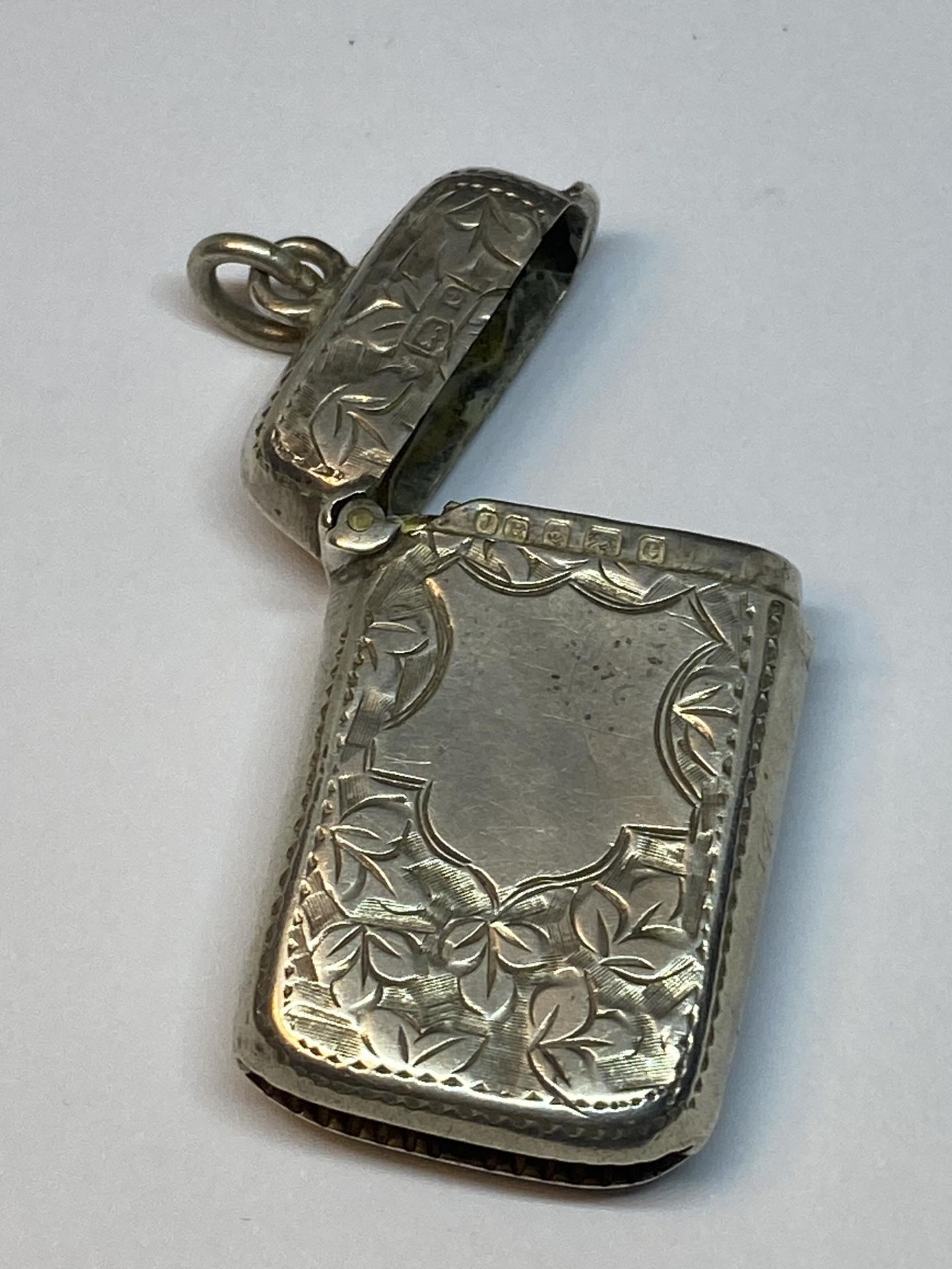 A HALLMARKED BIRMINGHAM SILVER ORNATE SILVER VESTA CASE - Image 3 of 4