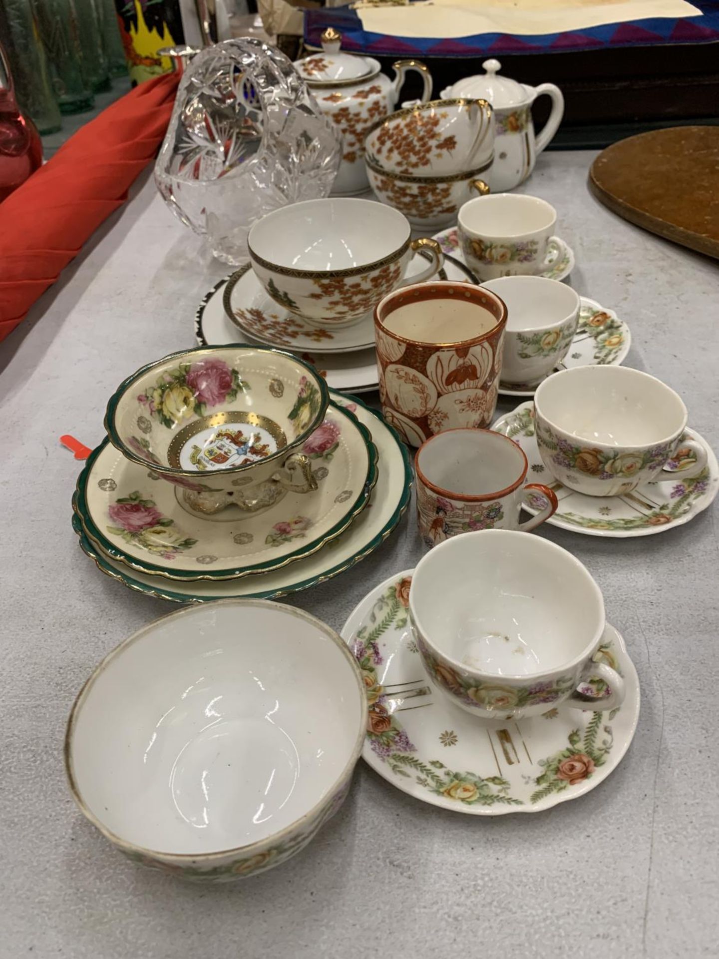 A QUANTITY OF CHINA TRIOS AND CUPS AND SAUCERS TO INCLUDE ORIENTAL