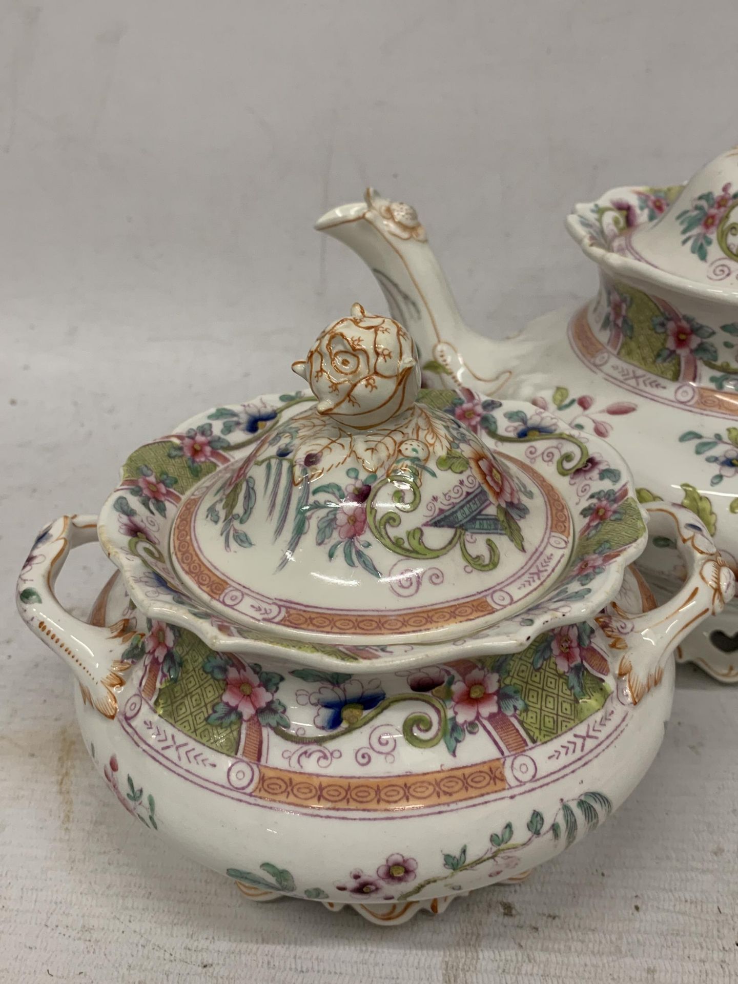 A 19TH CENTURY THREE PIECE TEA SET WITH ORIENTAL STYLE PATTERNED DESIGN - Image 4 of 7