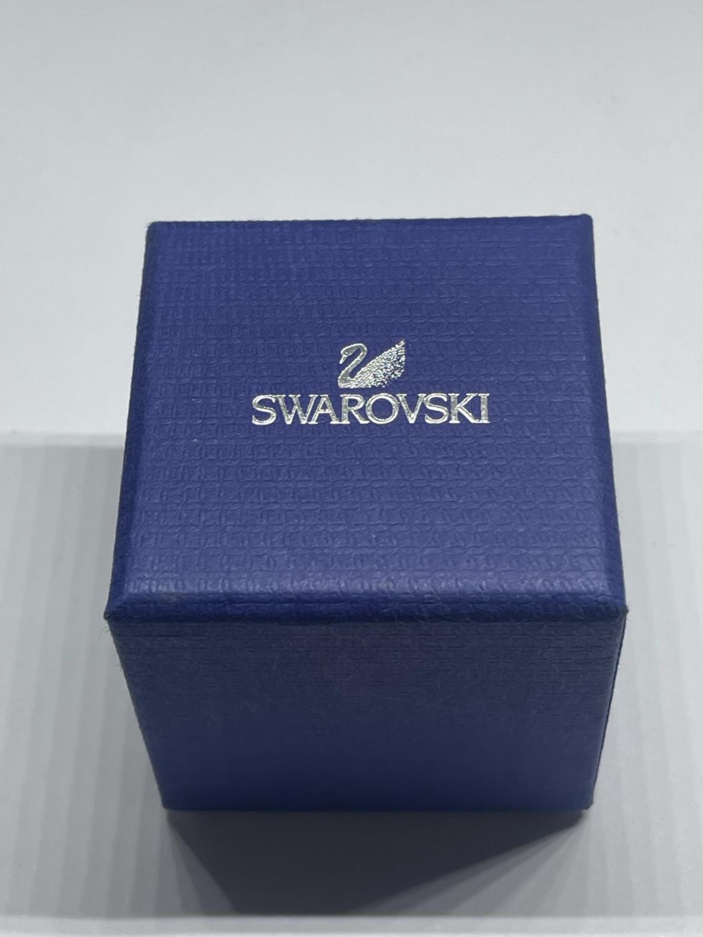 A SWAROVSKI CRYSTAL RING WITH LABEL, PRESENTATION BOX SIZE N - Image 3 of 3