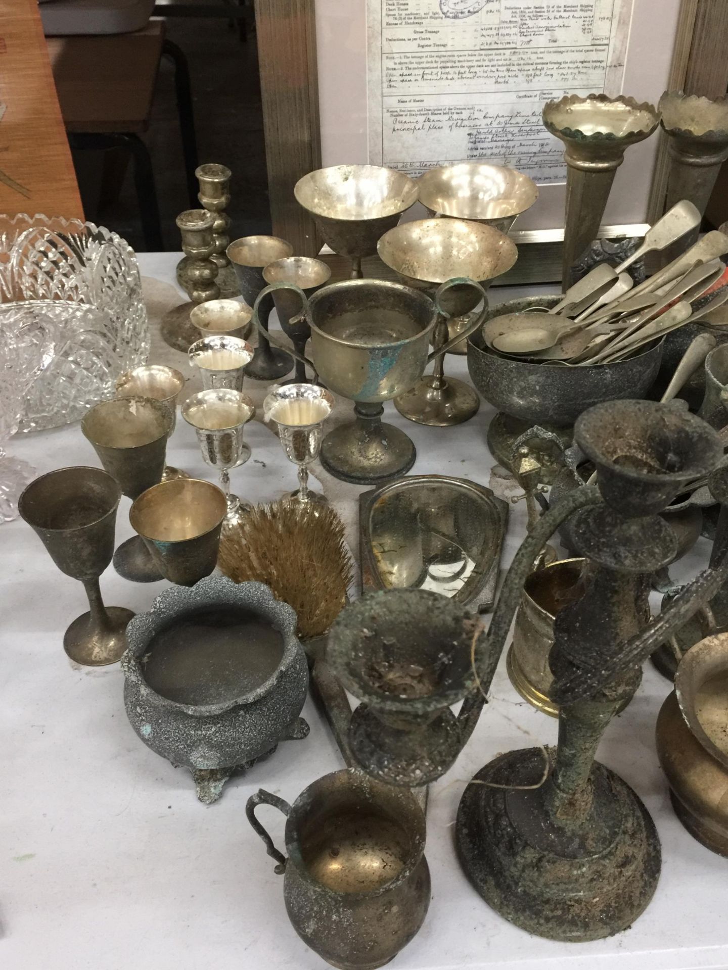 A LARGE COLLECTION OF VINTAGE PEWTER AND SILVER PLATED WARES - Bild 2 aus 4