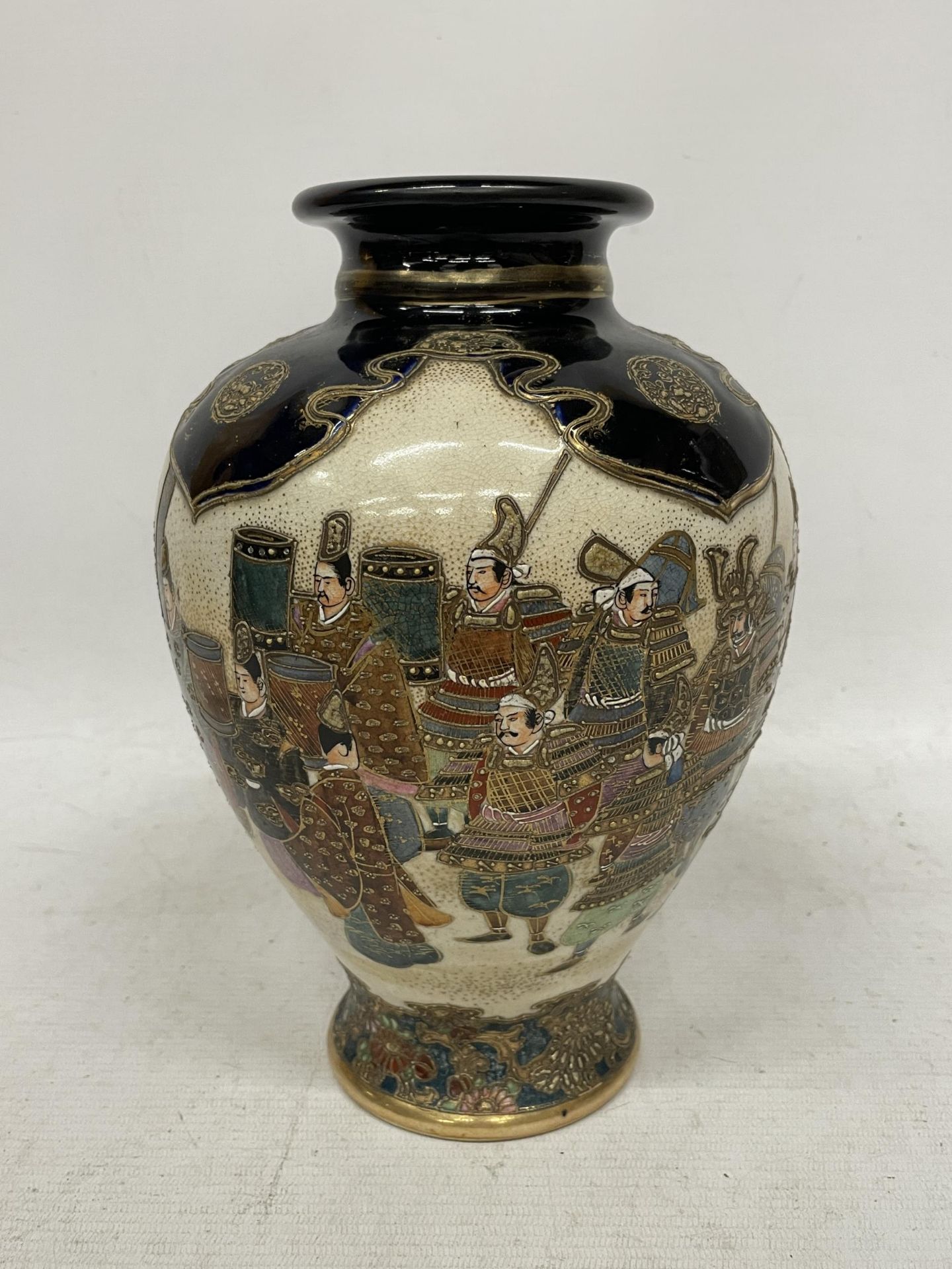 A VINTAGE JAPANESE SATSUMA VASE WITH WARRIOR DESIGN