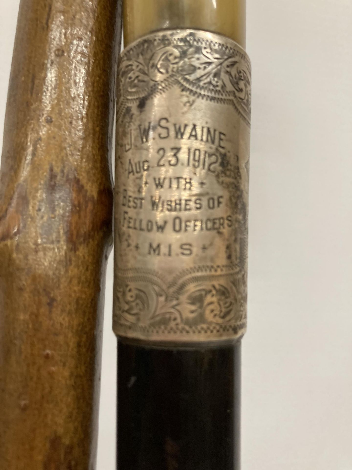 TWO VINTAGE WALKING STICKS TO INCLUDE A 1912 SILVER COLLAR AND TOPPED EXAMPLE - Bild 3 aus 3