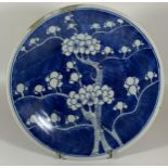 A CHINESE PORCELAIN PRUNUS BLOSSOM PATTERN CHARGER PLATE, FOUR CHARACTER MARK TO BASE, DIAMETER 29CM