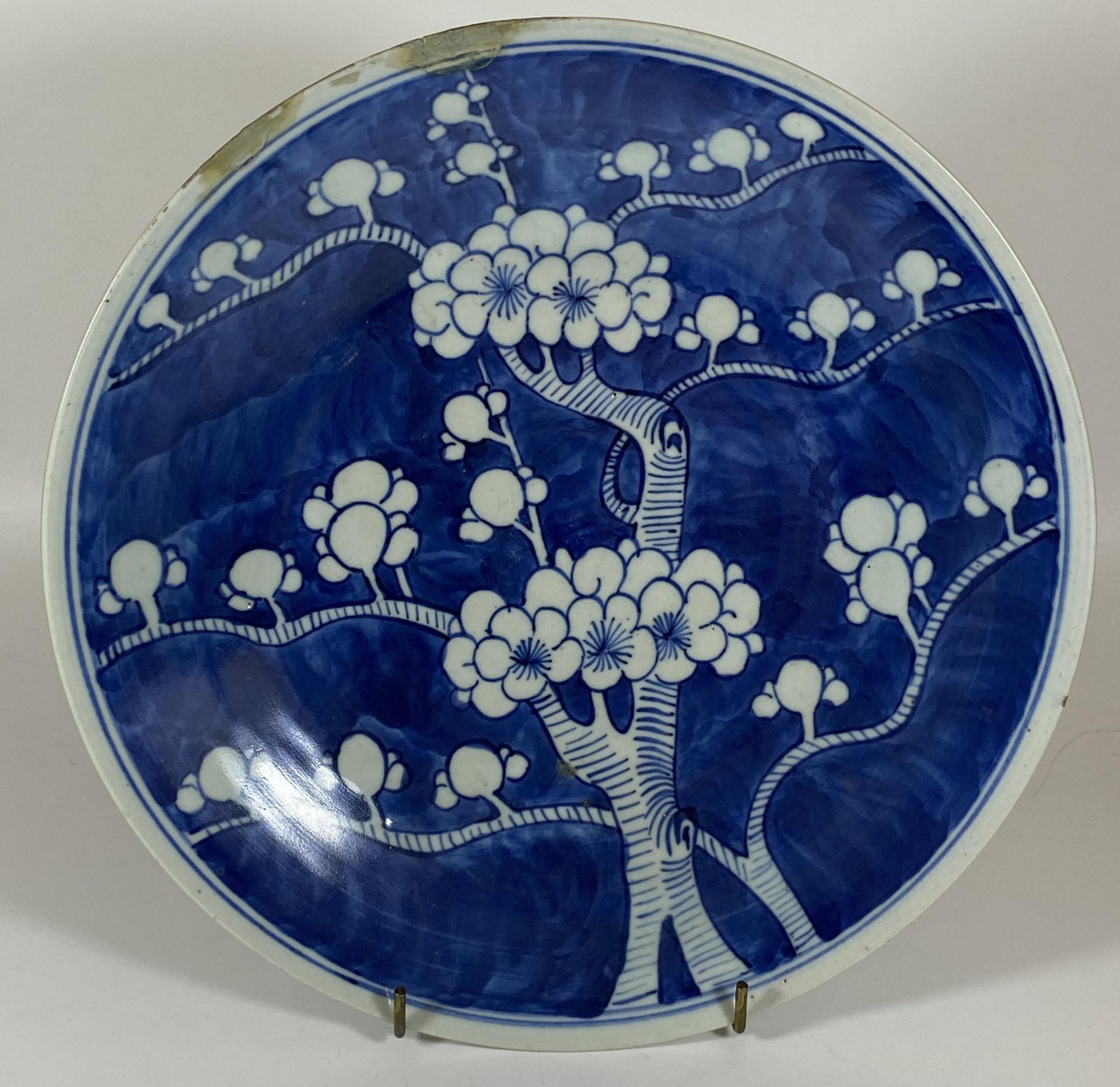 A CHINESE PORCELAIN PRUNUS BLOSSOM PATTERN CHARGER PLATE, FOUR CHARACTER MARK TO BASE, DIAMETER 29CM