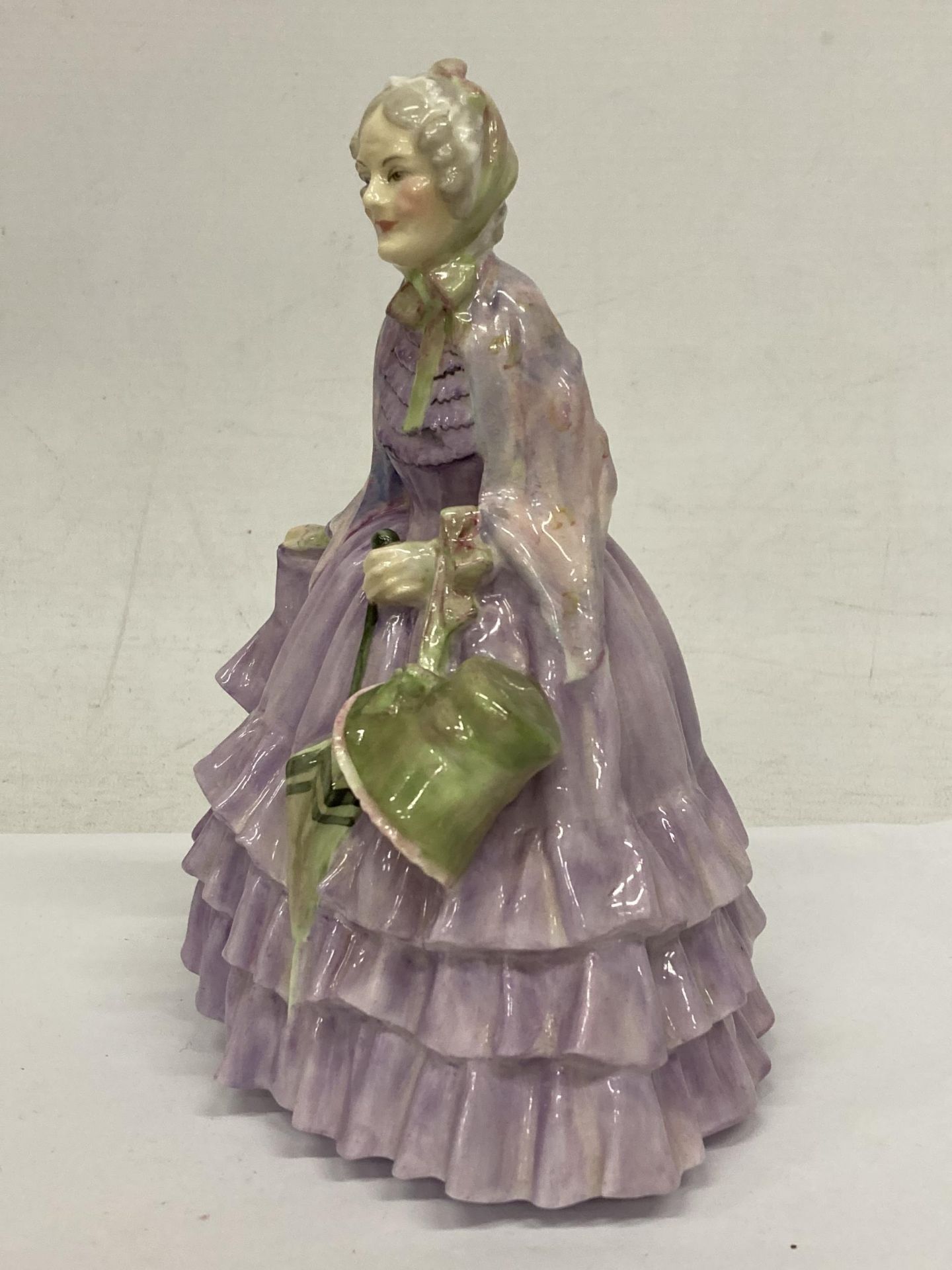 A ROYAL DOULTON FIGURE OF A GENTLEWOMAN HN1632 - Bild 3 aus 4