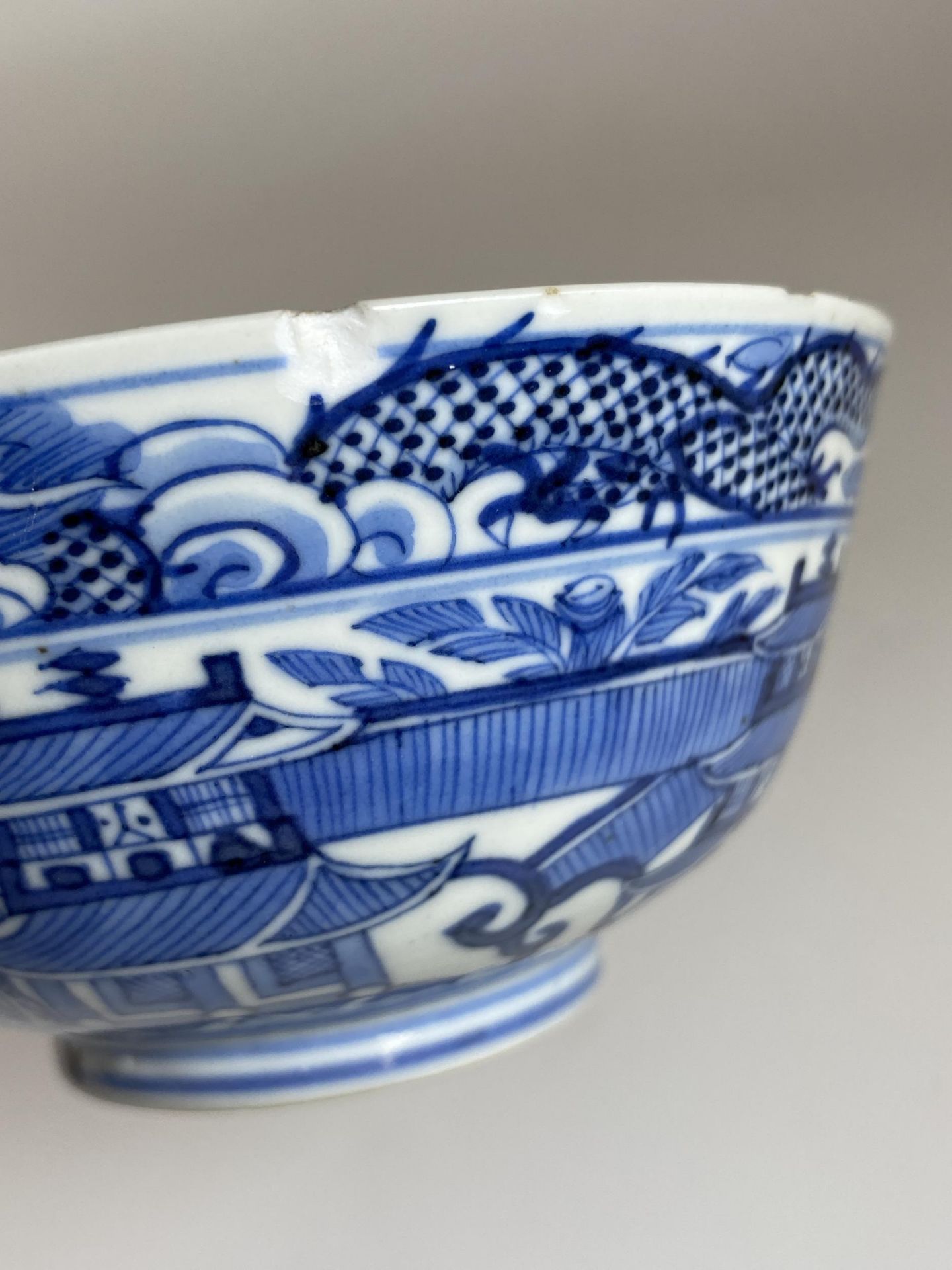 A LATE 19TH CENTURY CHINESE KANGXI REVIVAL BLUE AND WHITE PORCELAIN BOWL WITH DRAGON IN THE CLOUDS - Image 5 of 7