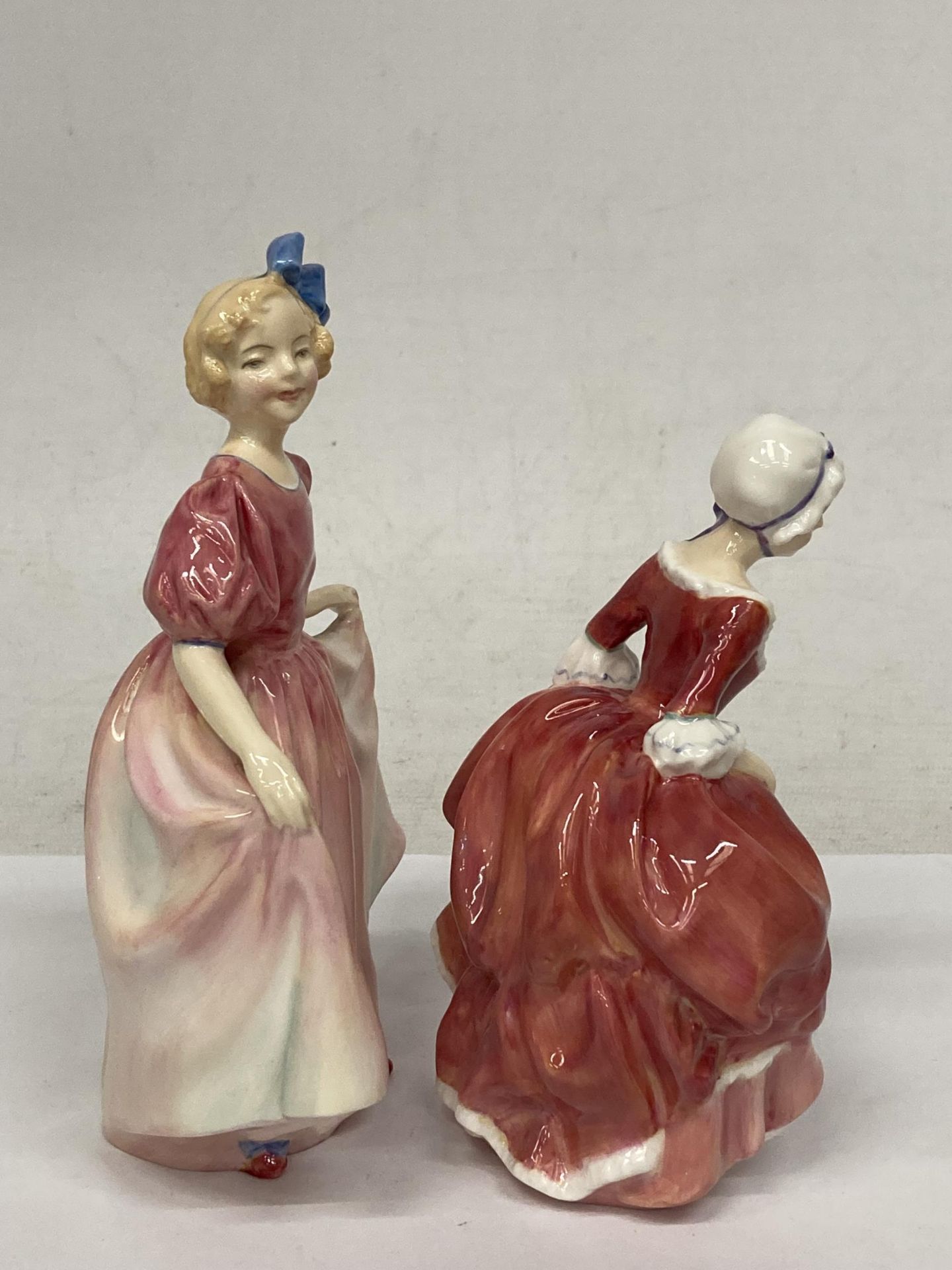 TWO ROYAL DOULTON FIGURINES "GOODY TWO SHOES" HN2037 AND "SWEETING" HN 1935 - Bild 2 aus 4