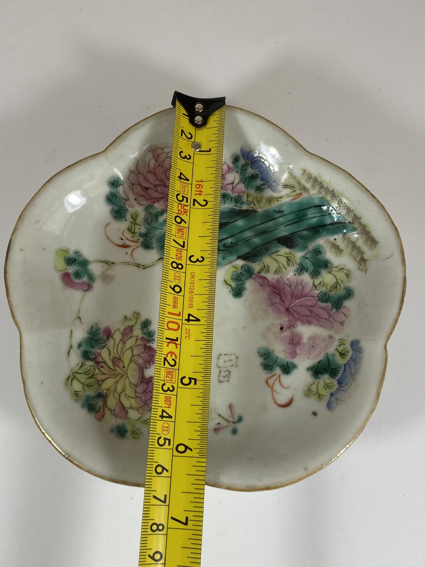 A 19TH CENTURY CHINESE TONGZHI PORCELAIN FOOTED DISH / BOWL WITH BIRD AND FLORAL DESIGN, SEAL MARK - Bild 6 aus 6