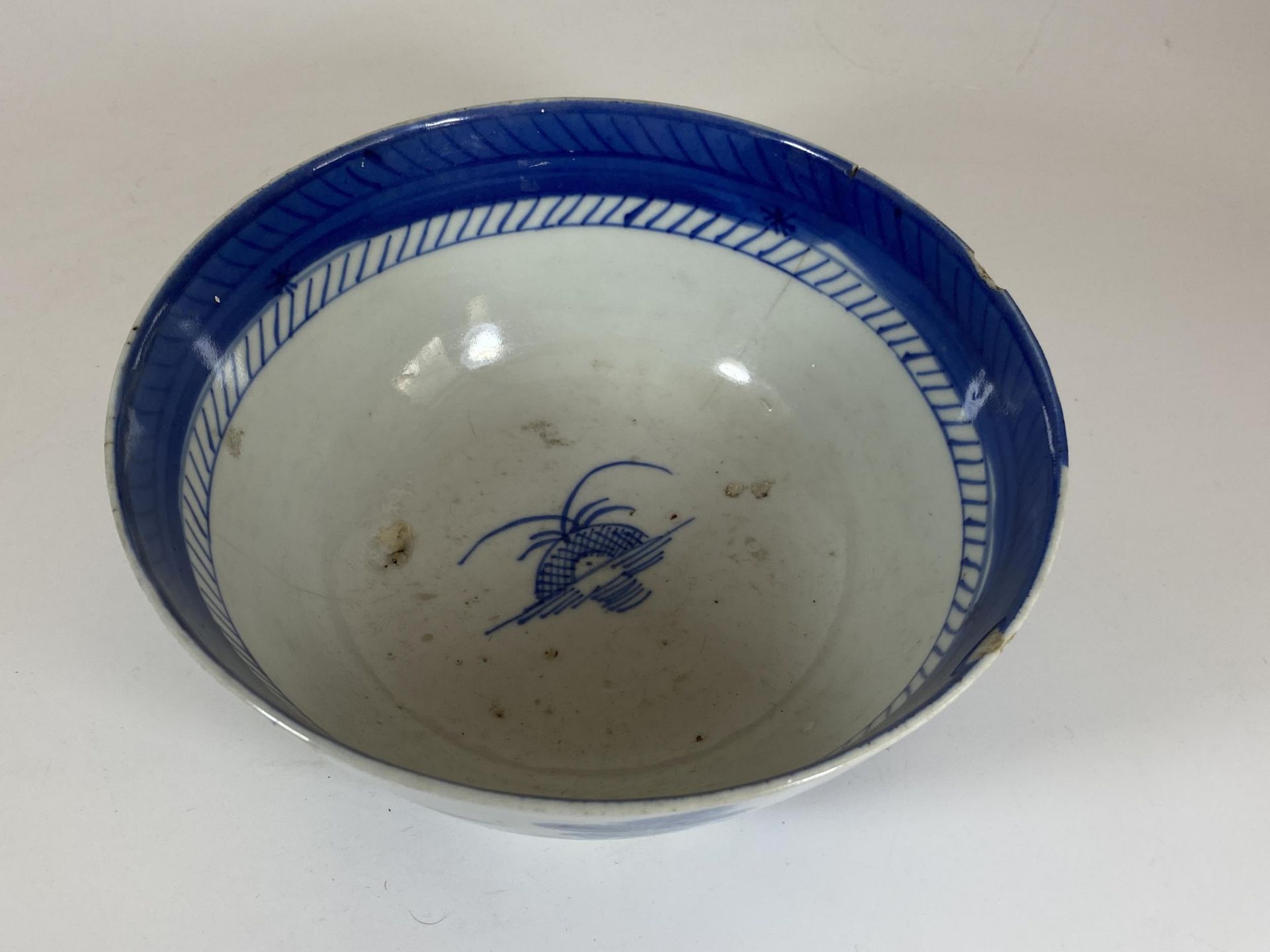 A 19TH CENTURY CHINESE EXPORT BLUE AND WHITE PORCELAIN BOWL WITH PAGODA DESIGN, DIAMETER 17CM - Image 3 of 6