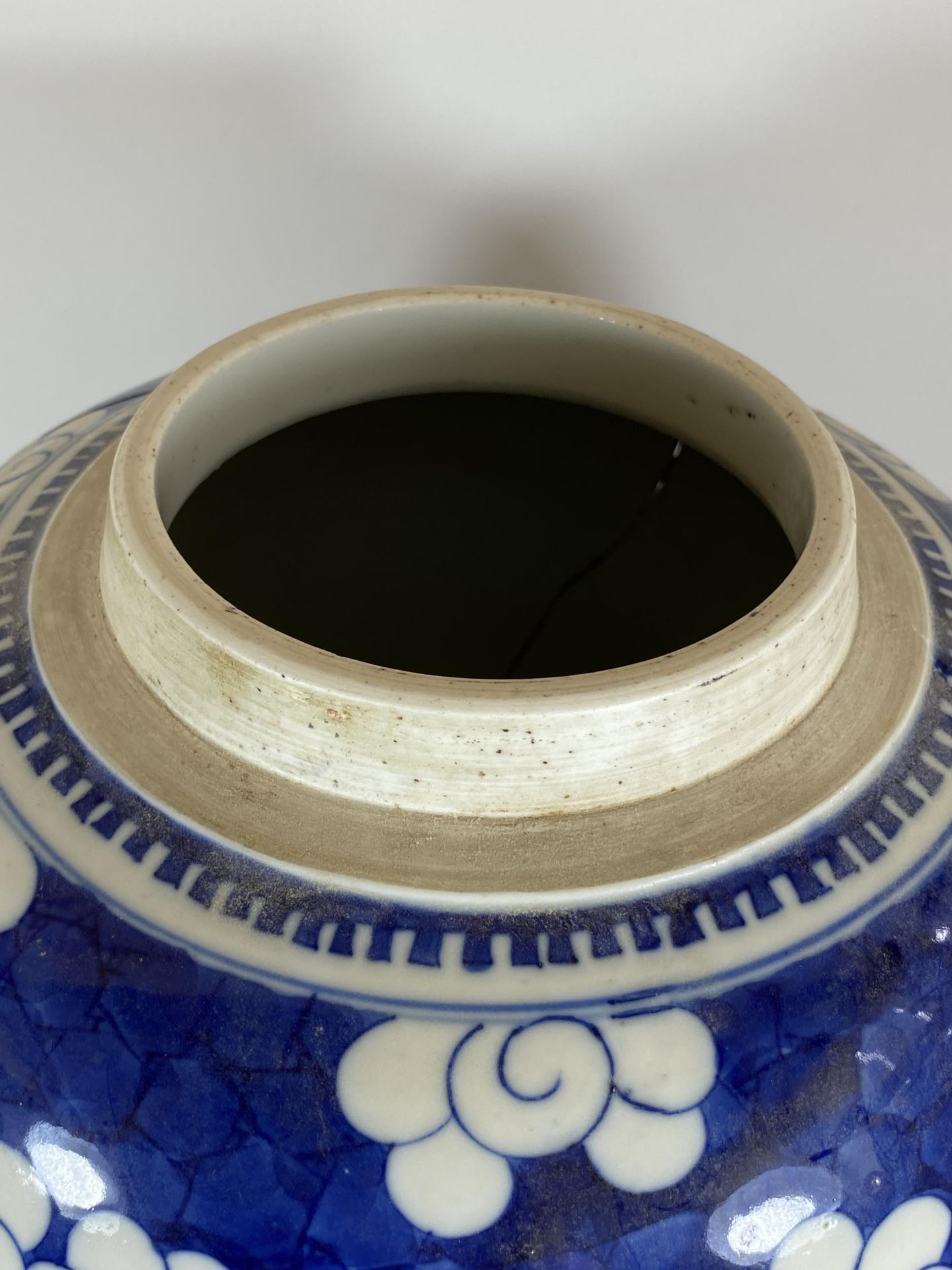 A LARGE 19TH CENTURY CHINESE BLUE AND WHITE PRUNUS BLOSSOM GINGER JAR WITH CARVED WOODEN LID, DOUBLE - Bild 6 aus 19