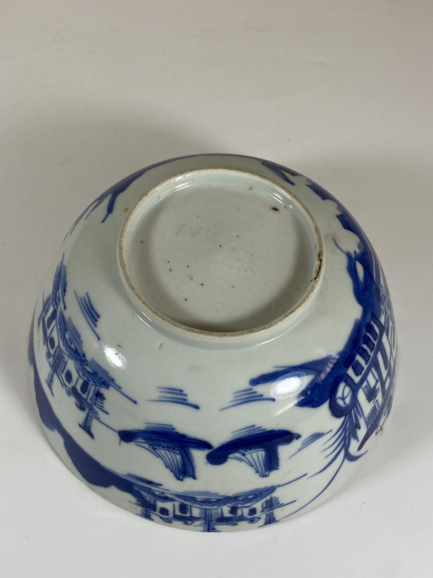 A 19TH CENTURY CHINESE EXPORT BLUE AND WHITE PORCELAIN BOWL WITH PAGODA DESIGN, DIAMETER 17CM - Image 4 of 6