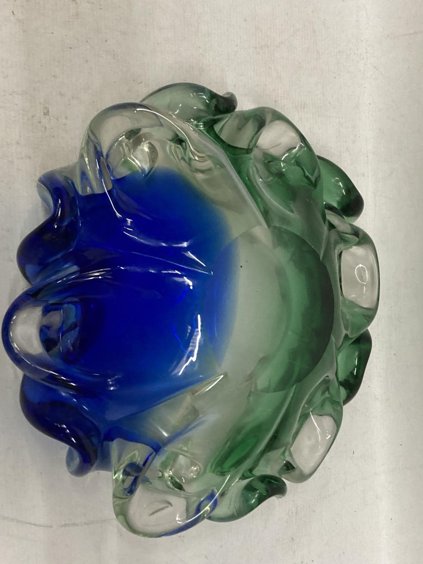 AN ITALIAN BLUE AND GREEN ART GLASS BOWL, POSSIBLY MURANO - Image 5 of 5