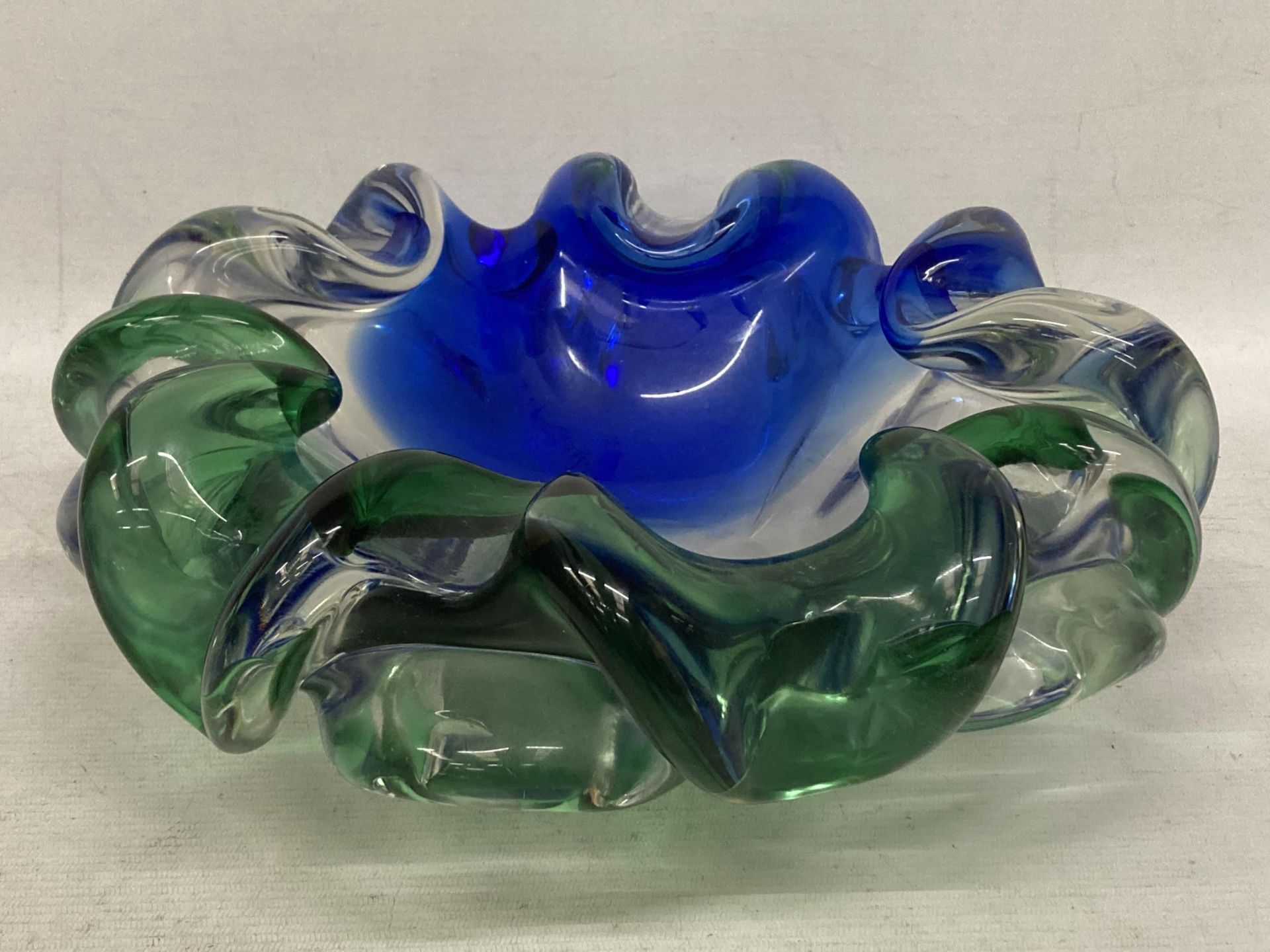AN ITALIAN BLUE AND GREEN ART GLASS BOWL, POSSIBLY MURANO - Image 2 of 5