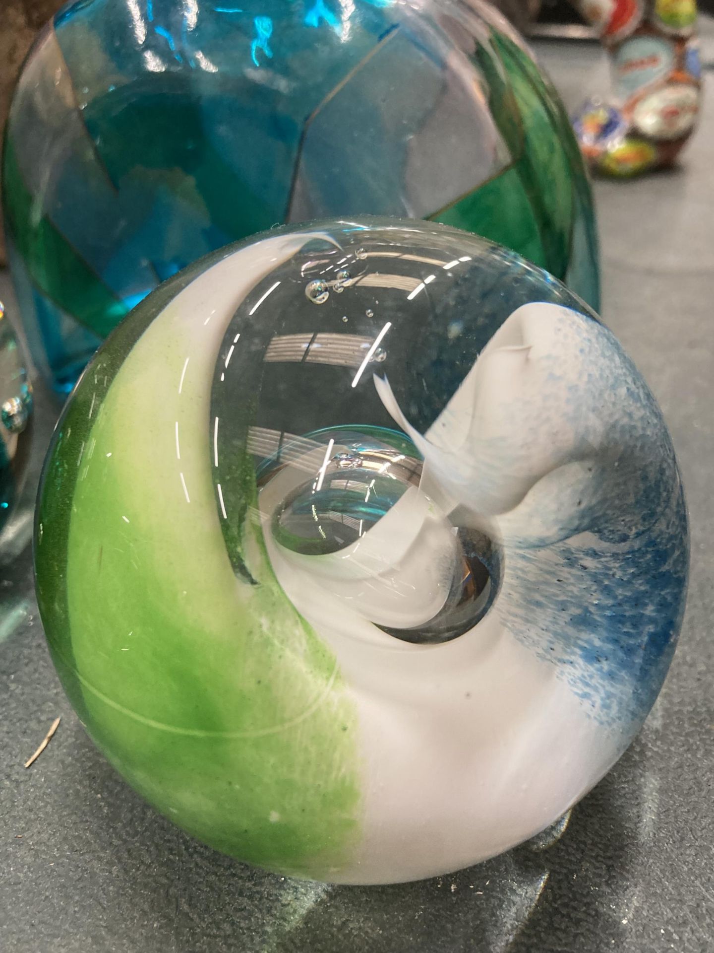 THREE GLASS PAPERWEIGHTS TO INCLUDE A CAITHNESS 'GULF STREAM' PLUS A GLASS SCENT BOTTLE - Image 4 of 5