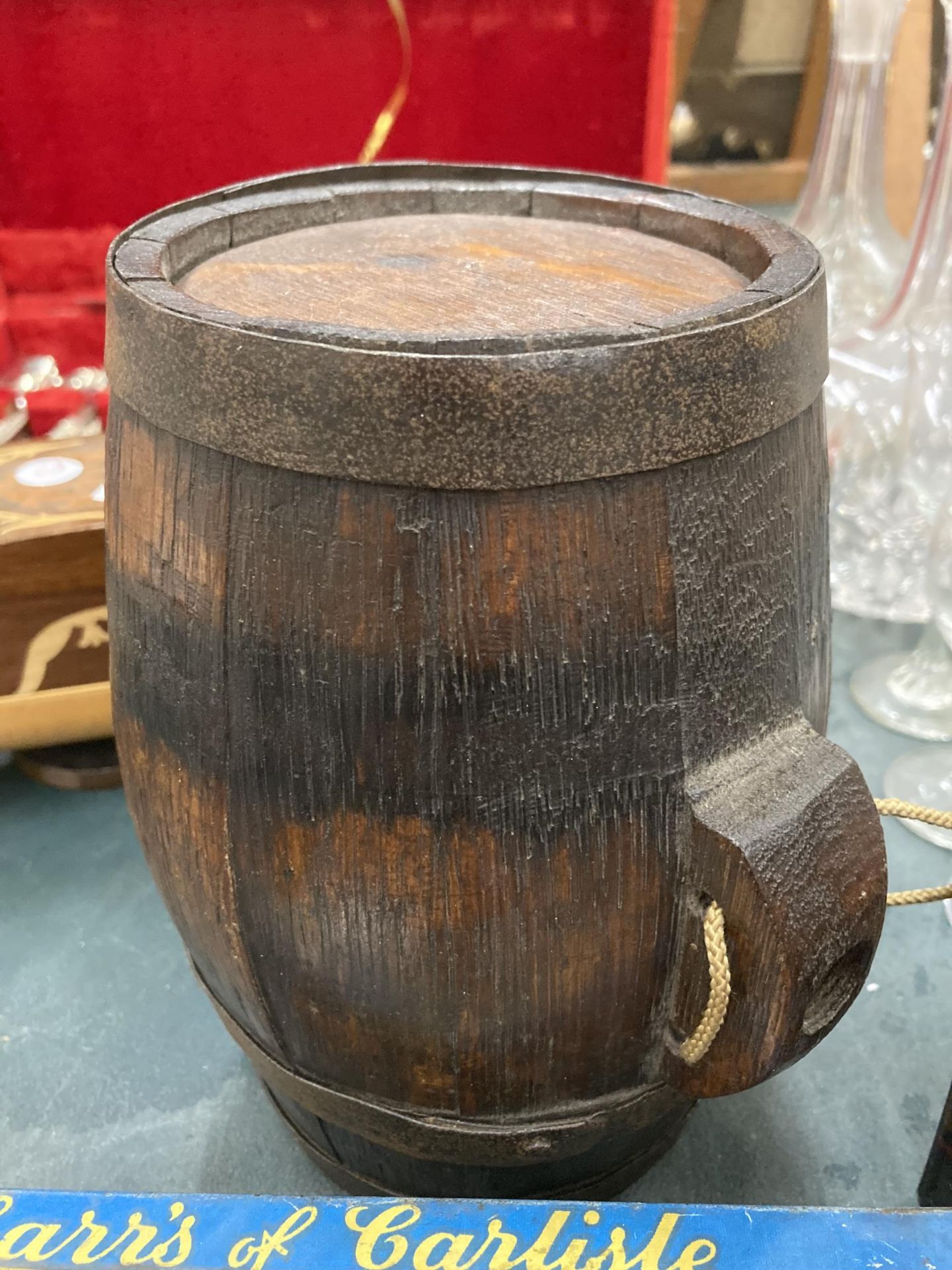 A QUANTITY OF VINTAGE TINS TO INCLUDE A CARR'S OF CARLSLE BISCUIT TIN, MUSTARD, CASH TIN PLUS A - Image 5 of 5