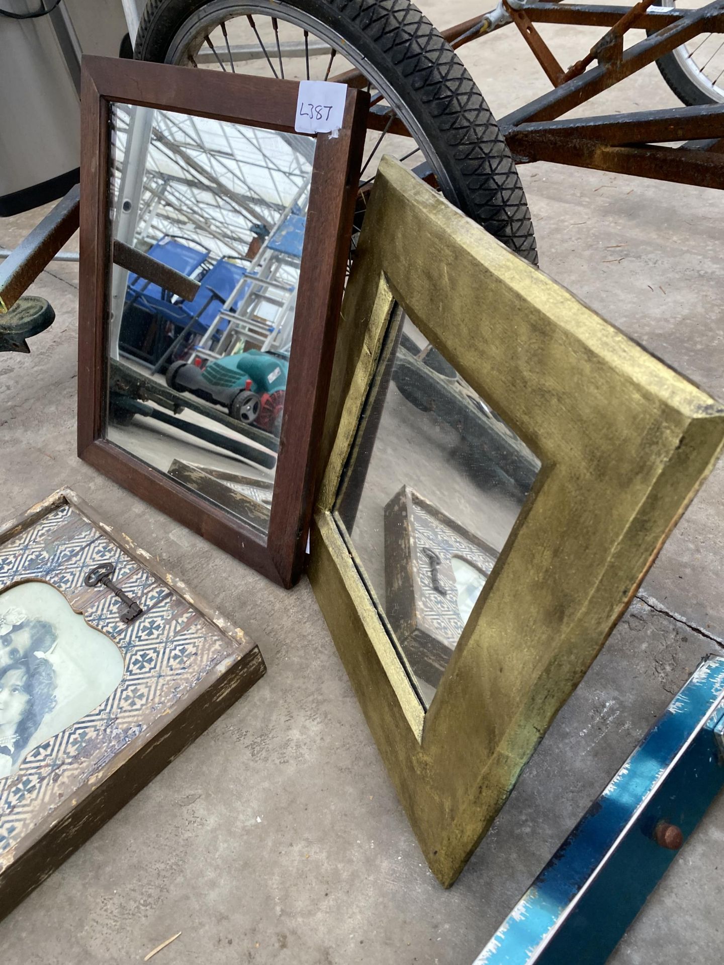 A VINTAGE WOODEN TRAY, TWO FRAMED MIRRORS AND A VINTAGE FRAMED PRINT - Image 2 of 5