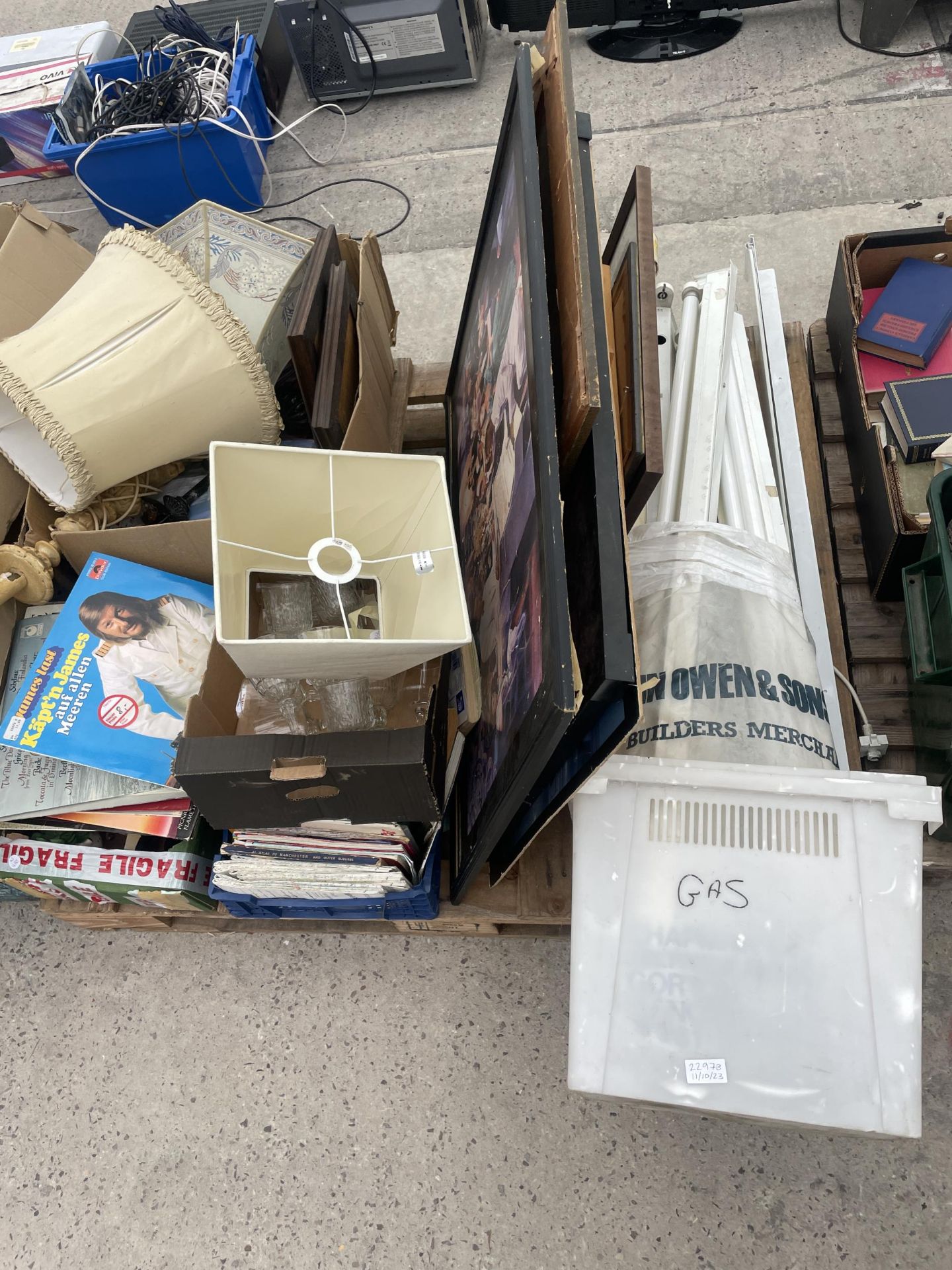 AN ASSORTMENT OF HOUSEHOLD CLEARANCE ITEMS