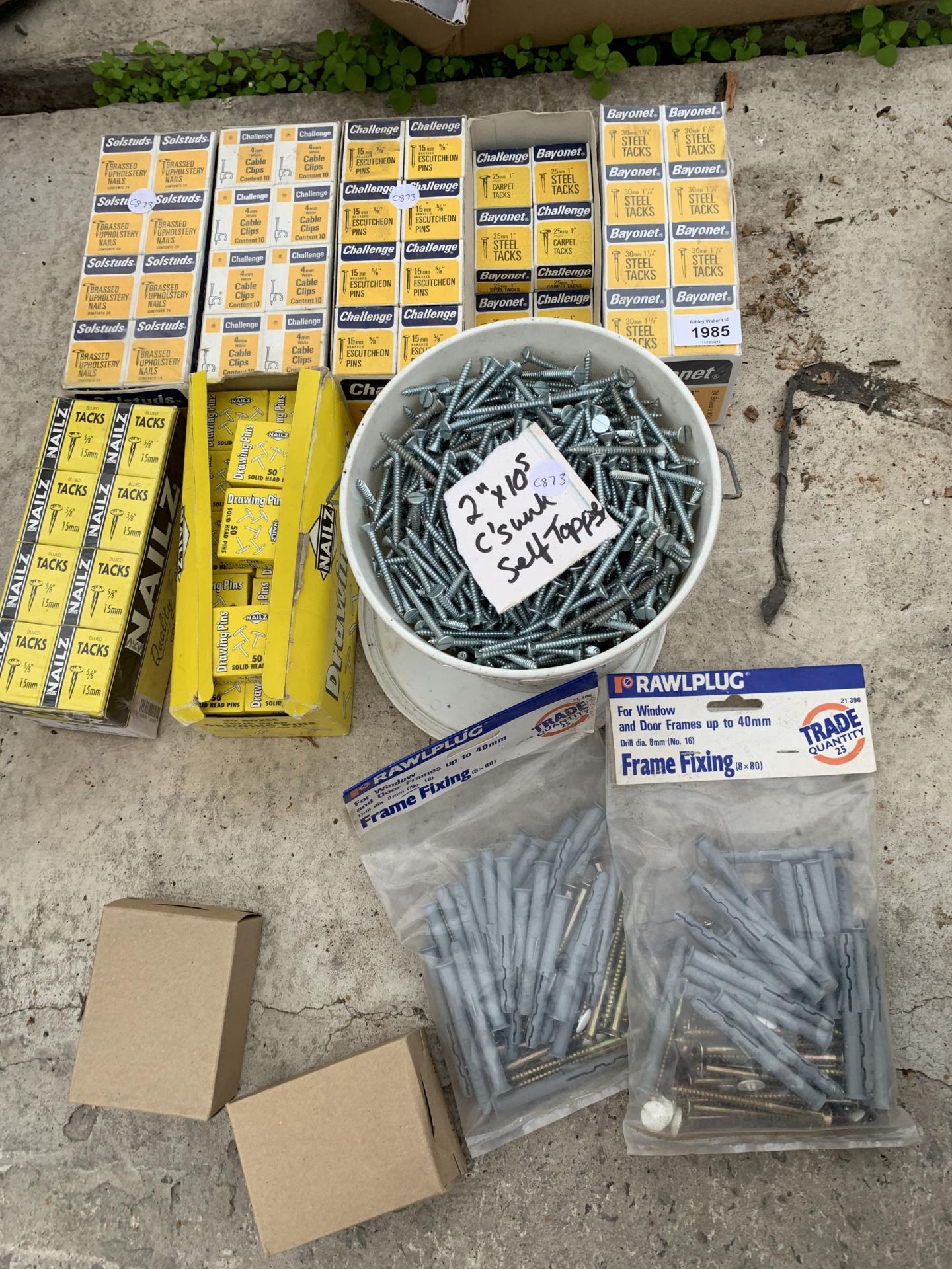 A LARGE ASSORTMENT OF HARDWARE TO INCLUDE CABLE CLIPS, SCREWS AND RAWL PLUGS ETC