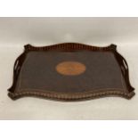 A VICTORIAN INLAID MAHOGANY TWIN HANDLED DRINKS TRAY WITH SHELL DESIGN CENTRE
