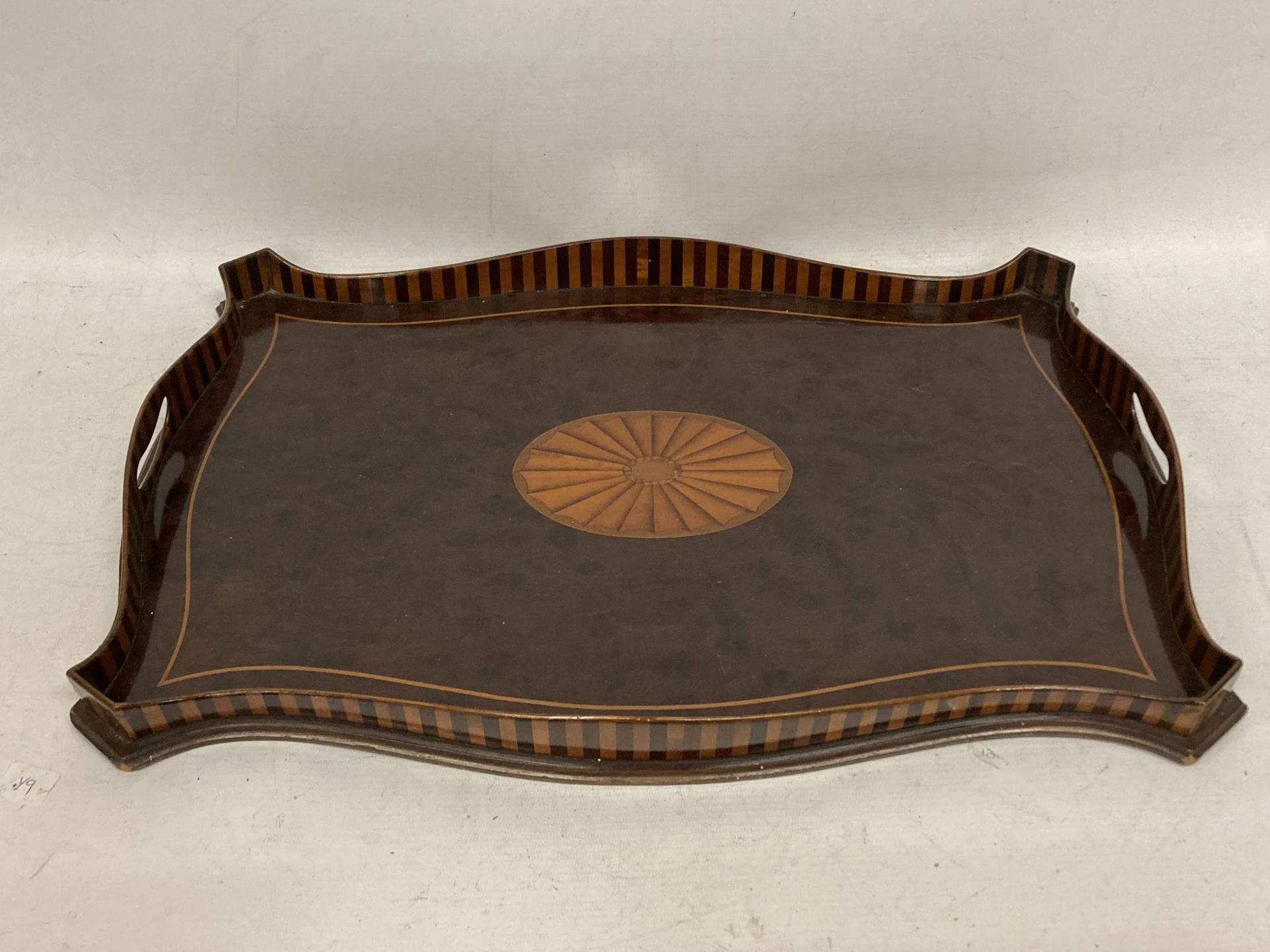 A VICTORIAN INLAID MAHOGANY TWIN HANDLED DRINKS TRAY WITH SHELL DESIGN CENTRE