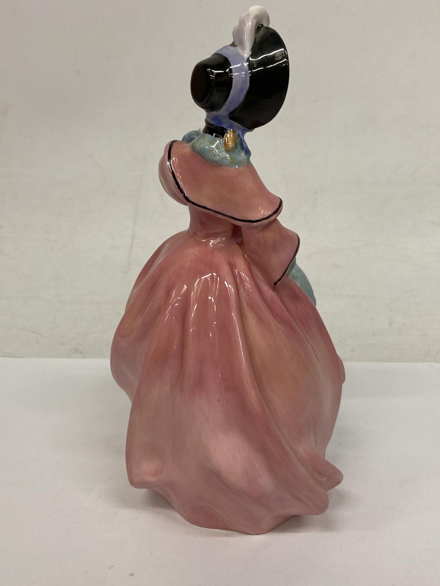 A ROYAL DOULTON FIGURINE "SPRING MORNING" HN1922 - Image 2 of 4