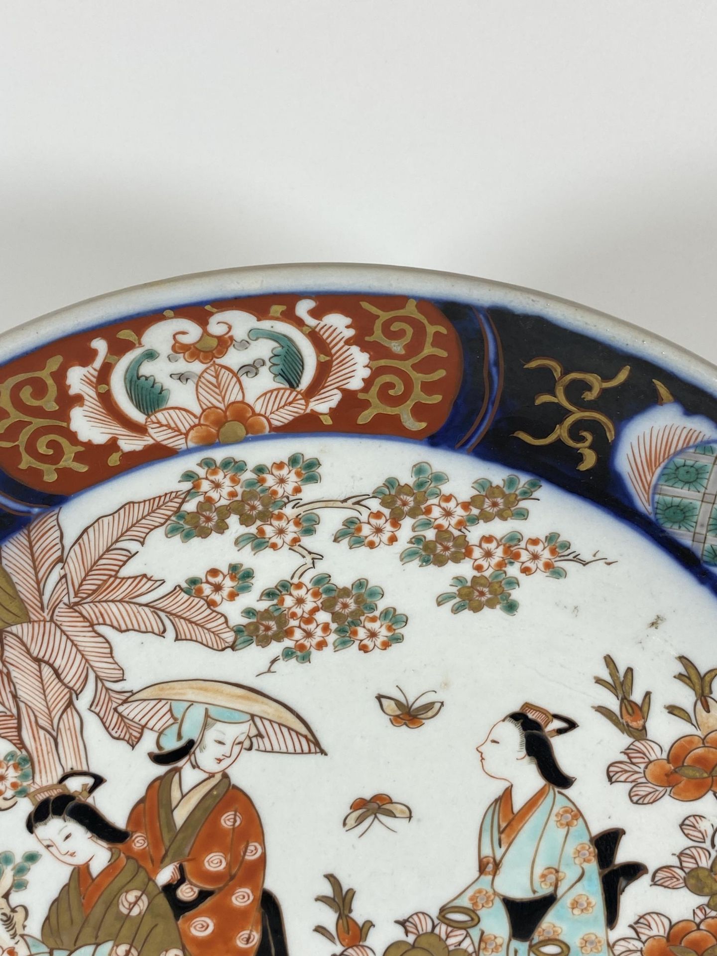 A LARGE JAPANESE MEIJI PERIOD (1868-1912) IMARI CHARGER WITH FIGURAL DESIGN, DIAMETER 31.5CM - Image 3 of 7