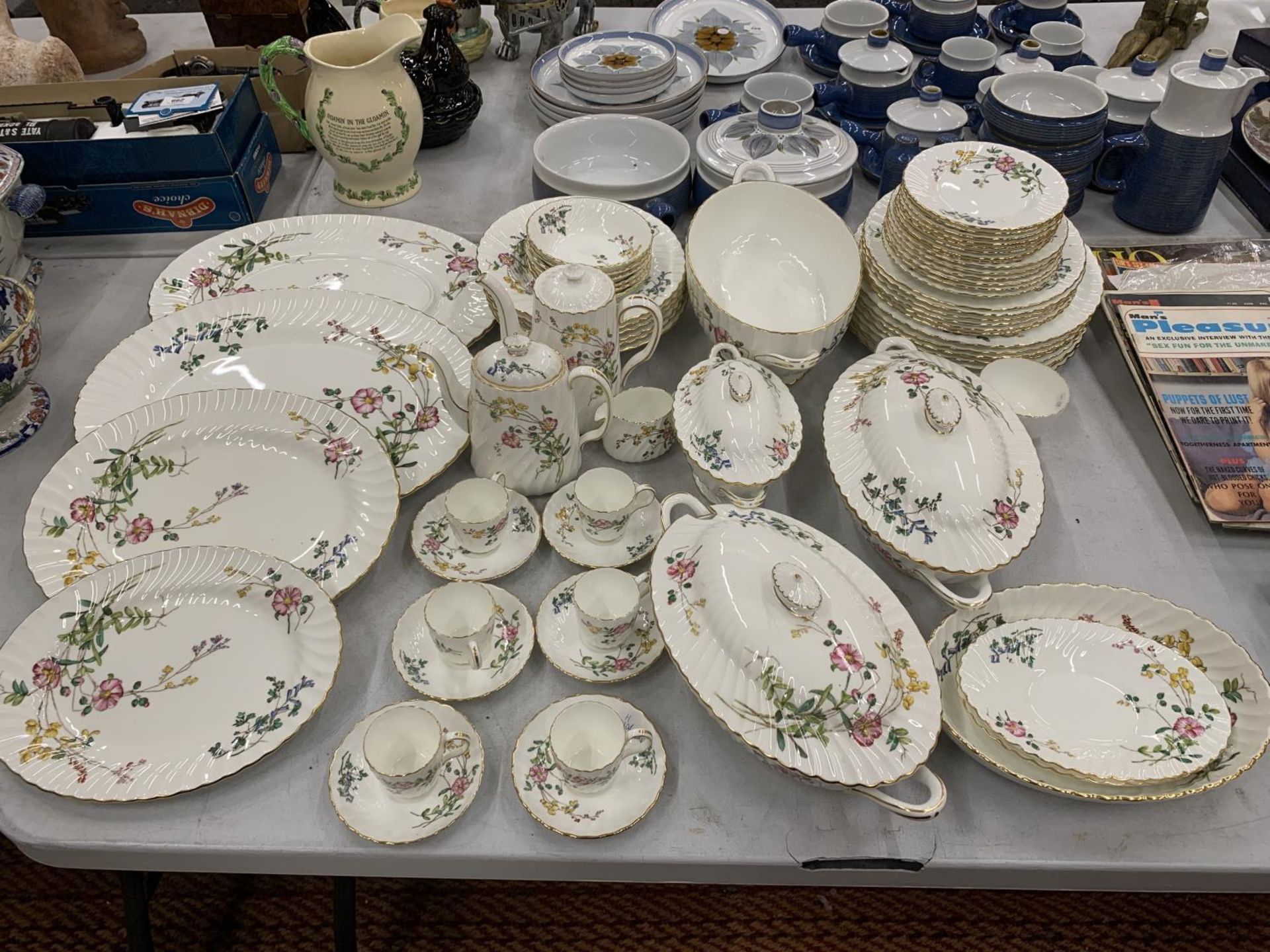 A MINTON 'DAINTY SPRAYS' DINNER SERVICE TO INCLUDE VARIOUS SIZES OF PLATES, SERVING PLATES, BOWLS,