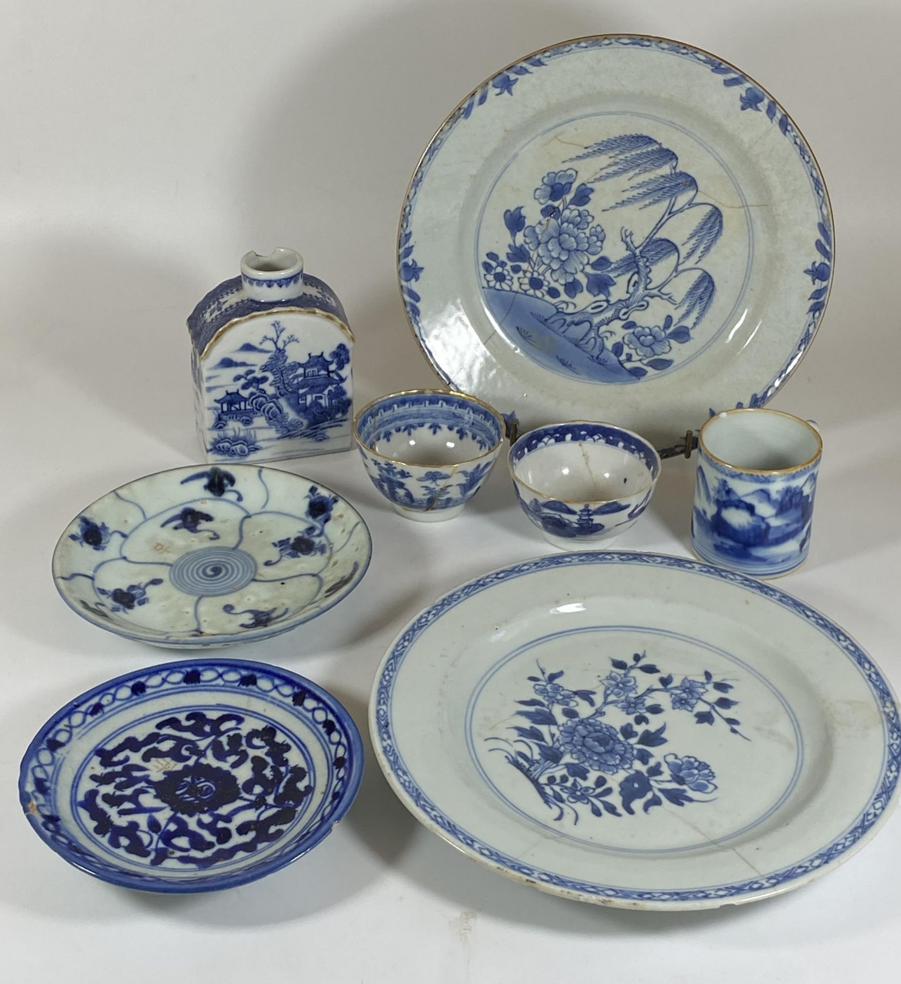 A COLLECTION OF 18TH CENTURY AND LATER CHINESE BLUE AND WHITE PORCELAIN - TEA CADDY, PAIR OF PLATES,